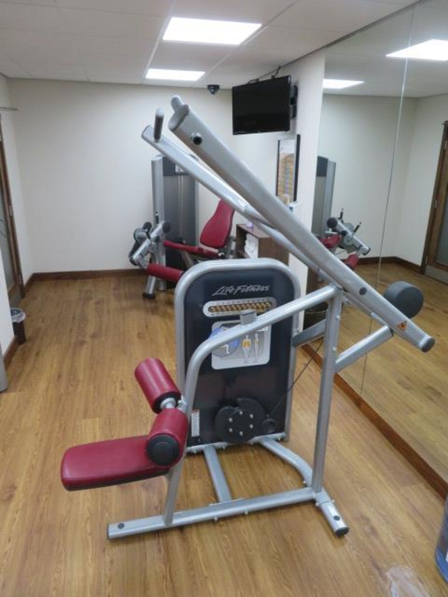 LIFE FITNESS LAT PULLDOWN MACHINE. 12 SETTINGS - Image 2 of 4