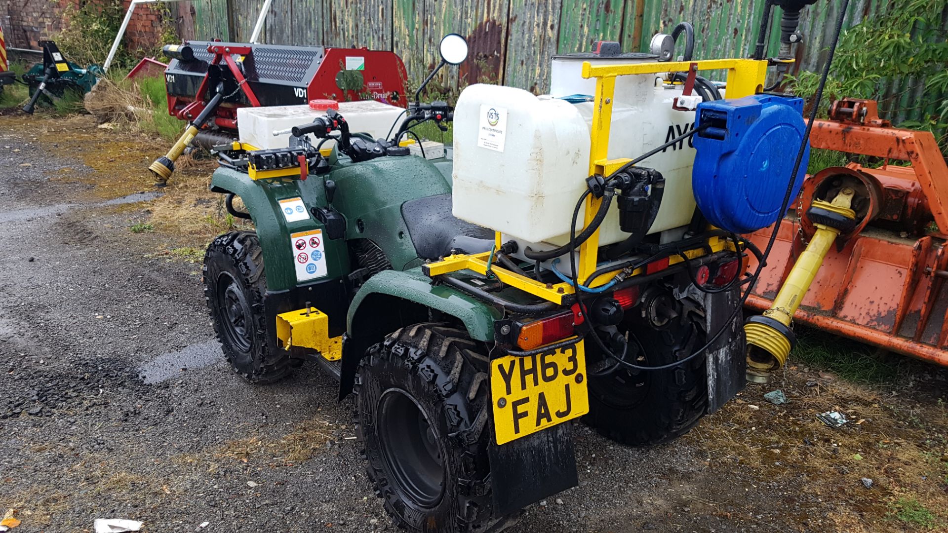 Yamaha 350 Grizzly Quad Bike & Spray Kit - Image 3 of 7