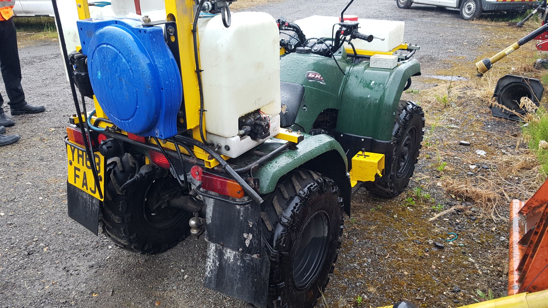 Yamaha 350 Grizzly Quad Bike & Spray Kit - Image 4 of 7