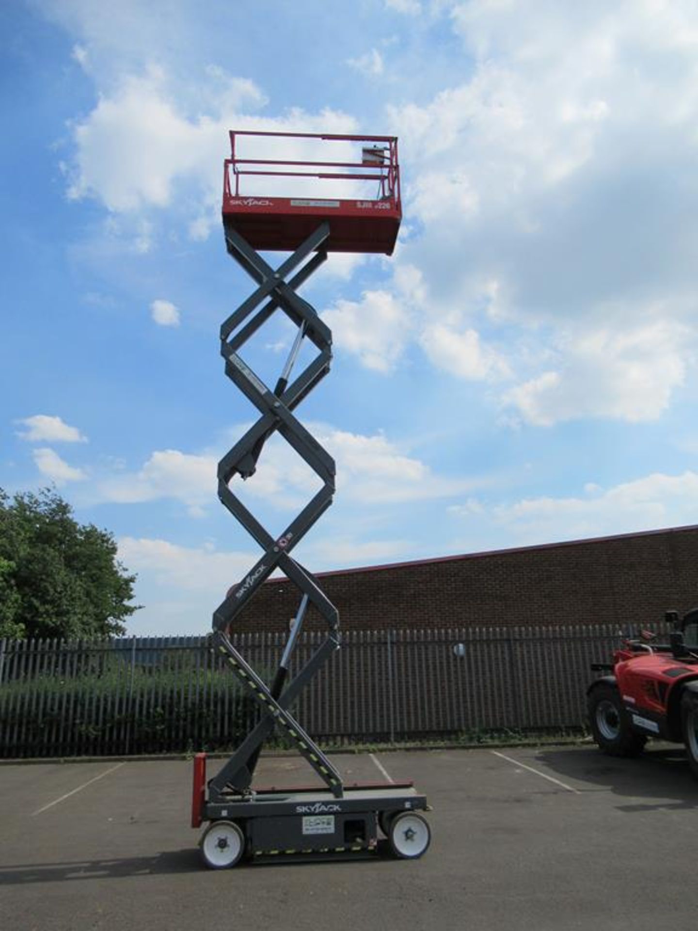 Skyjack SJ111 3226 24V electric scissor lift - Image 6 of 6