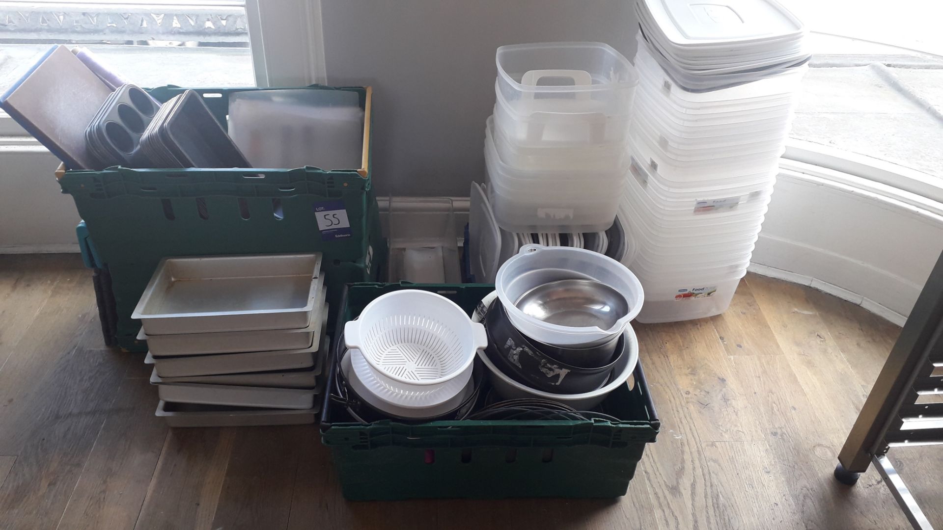 Quantity of various cooking trays, colanders and p