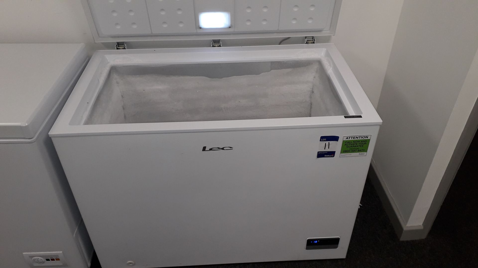 LEC LECCF300LW White 295Ltr Chest Freezer (located - Image 2 of 3
