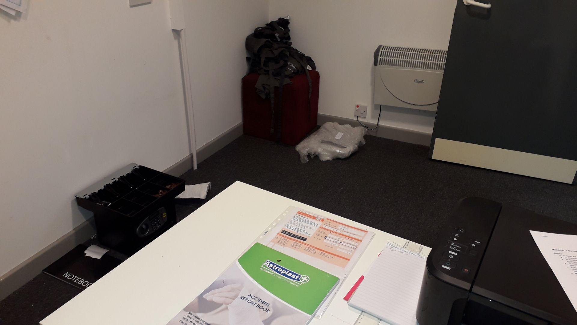 Contents of office to include white desk and swive - Image 3 of 4