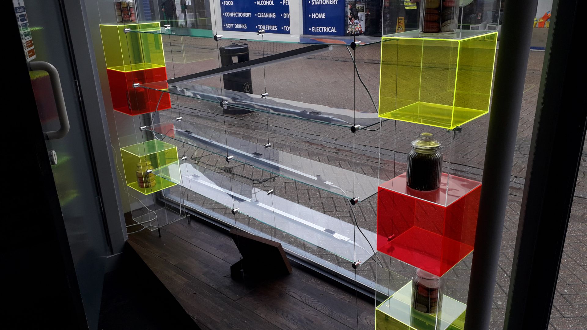 Cable suspended glass shelving window display unit