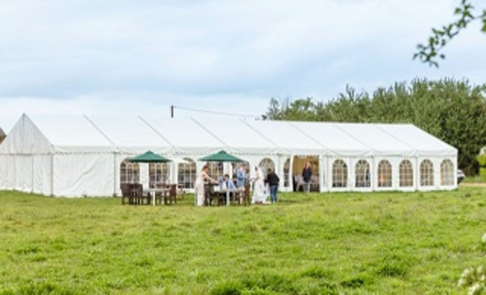 9M X 24M CLEARSPAN MARQUEE (PURCHASED APRIL 2019 FOR £11,500), WOODEN FLOOR, CHANDELIERS & INTERIOR LININGS