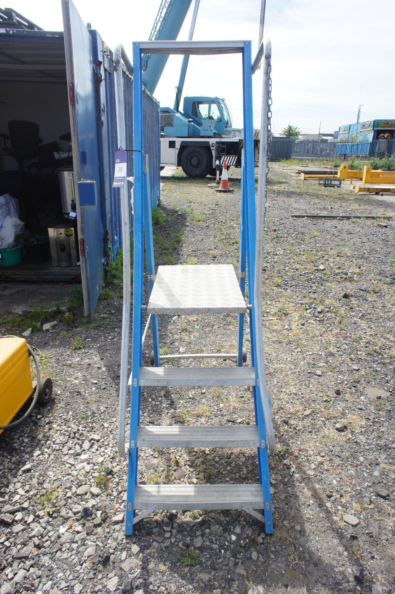 4 Tread Aluminium Podium Ladder - Image 2 of 2