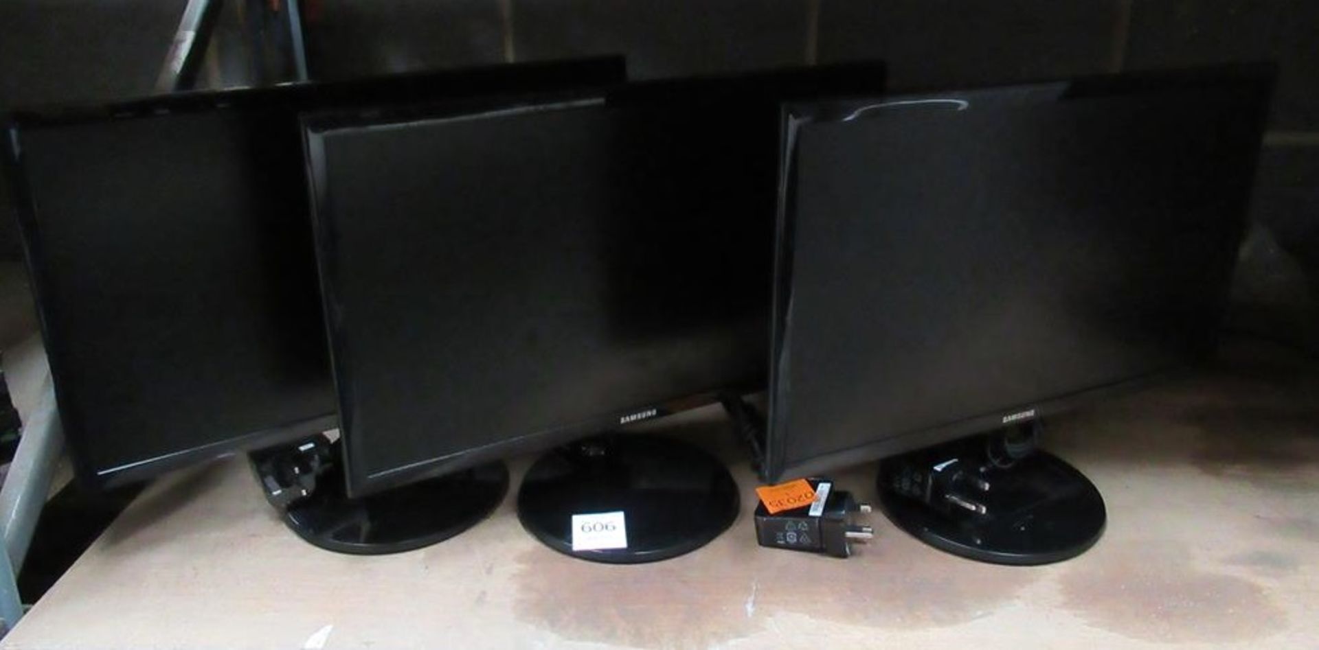 3 x Samsung monitors