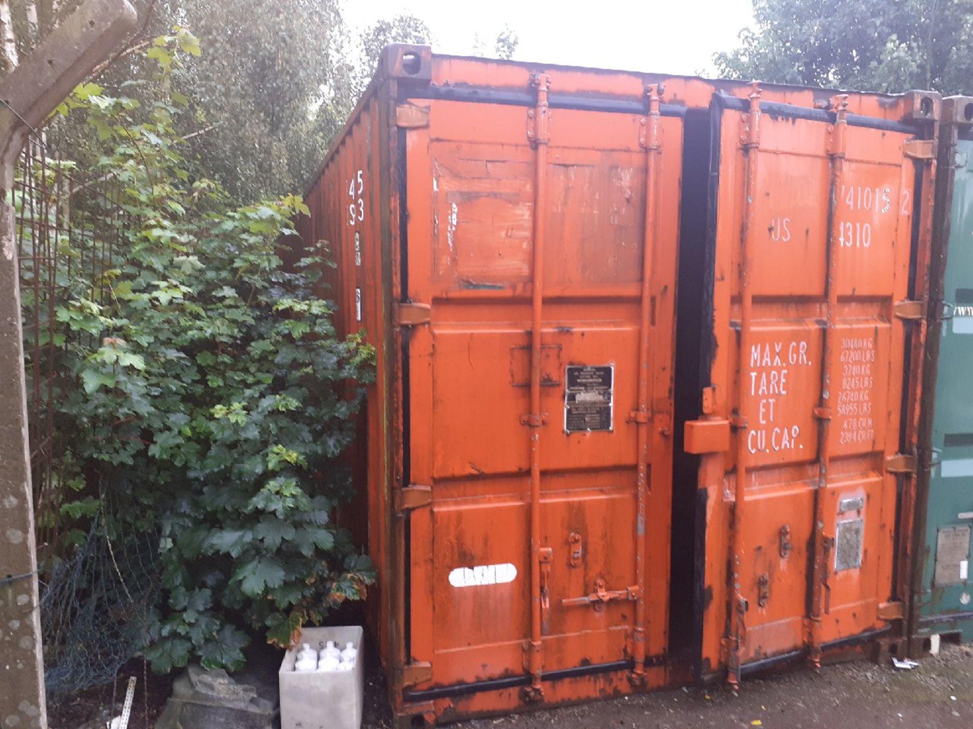 40' shipping container including contents - Image 2 of 9