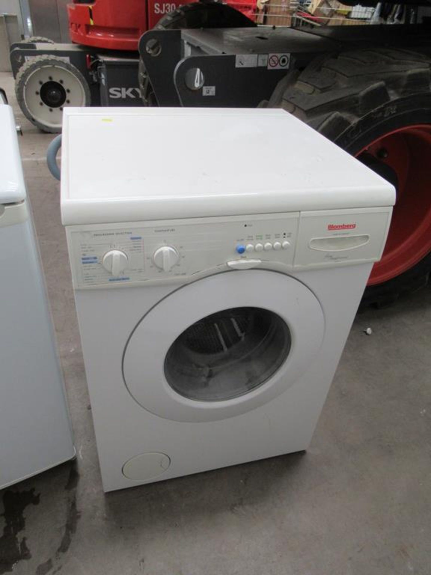 2 x undercounter fridges and a Blomberg washing machine - Image 4 of 4