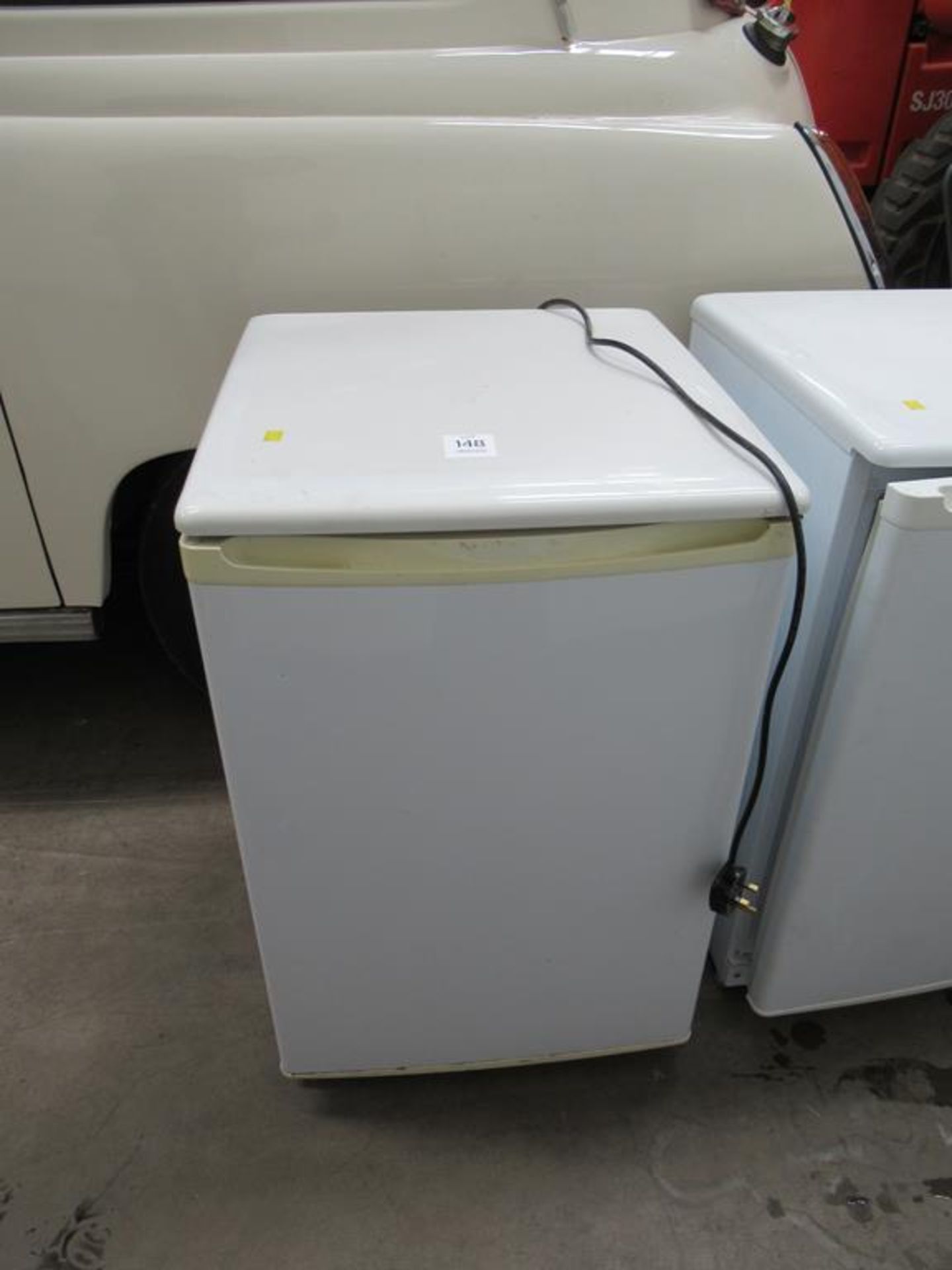 2 x undercounter fridges and a Blomberg washing machine - Image 2 of 4