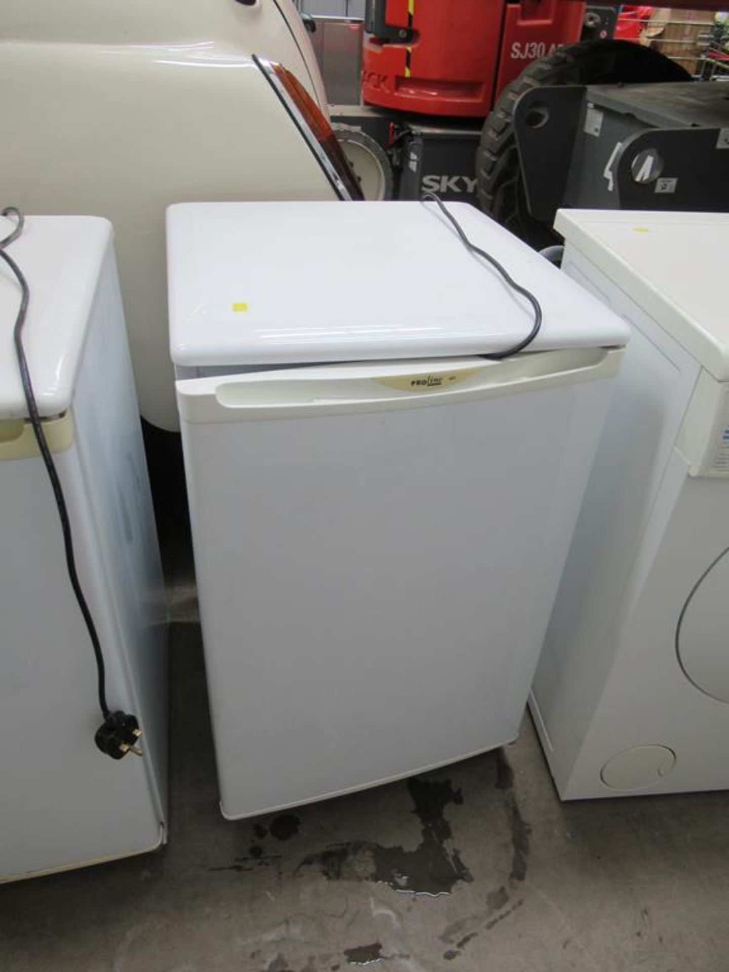 2 x undercounter fridges and a Blomberg washing machine - Image 3 of 4