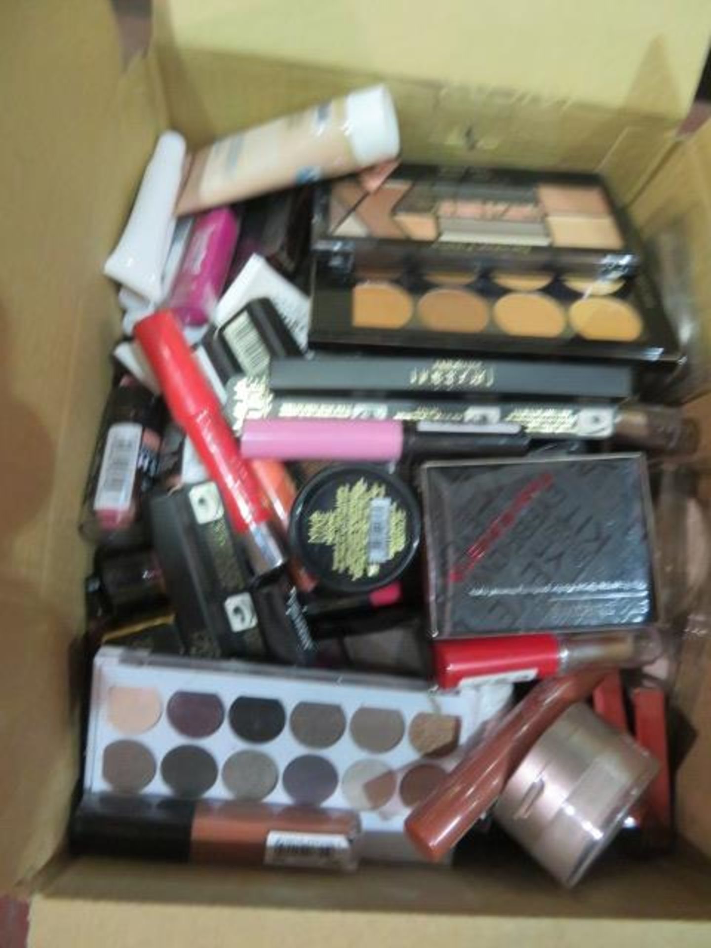 Circa. 200 items of various new make up acadamy make up to include: correct and conceal palette,