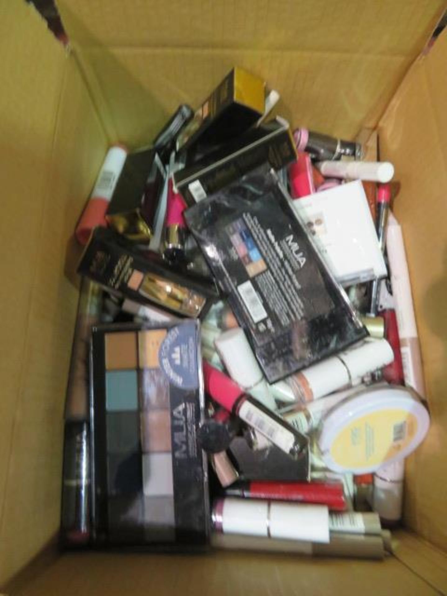 Circa. 200 items of various new make up acadamy make up to include: skin define hydro powder,