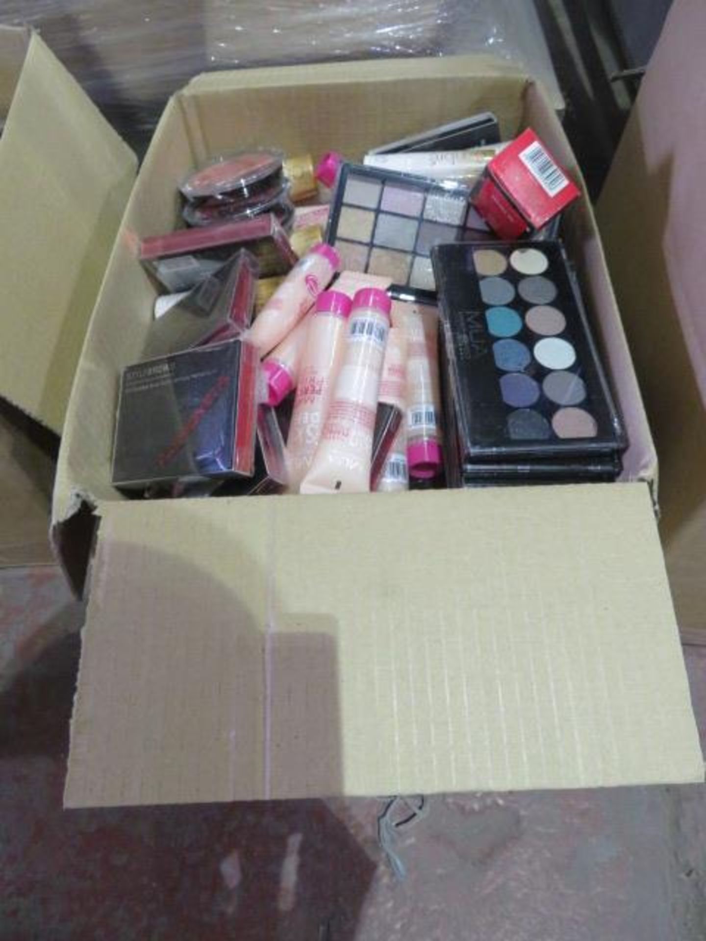 Circa. 200 items of various new make up acadamy make up to include: ombre 3 shade shimmer, blushed - Image 2 of 2