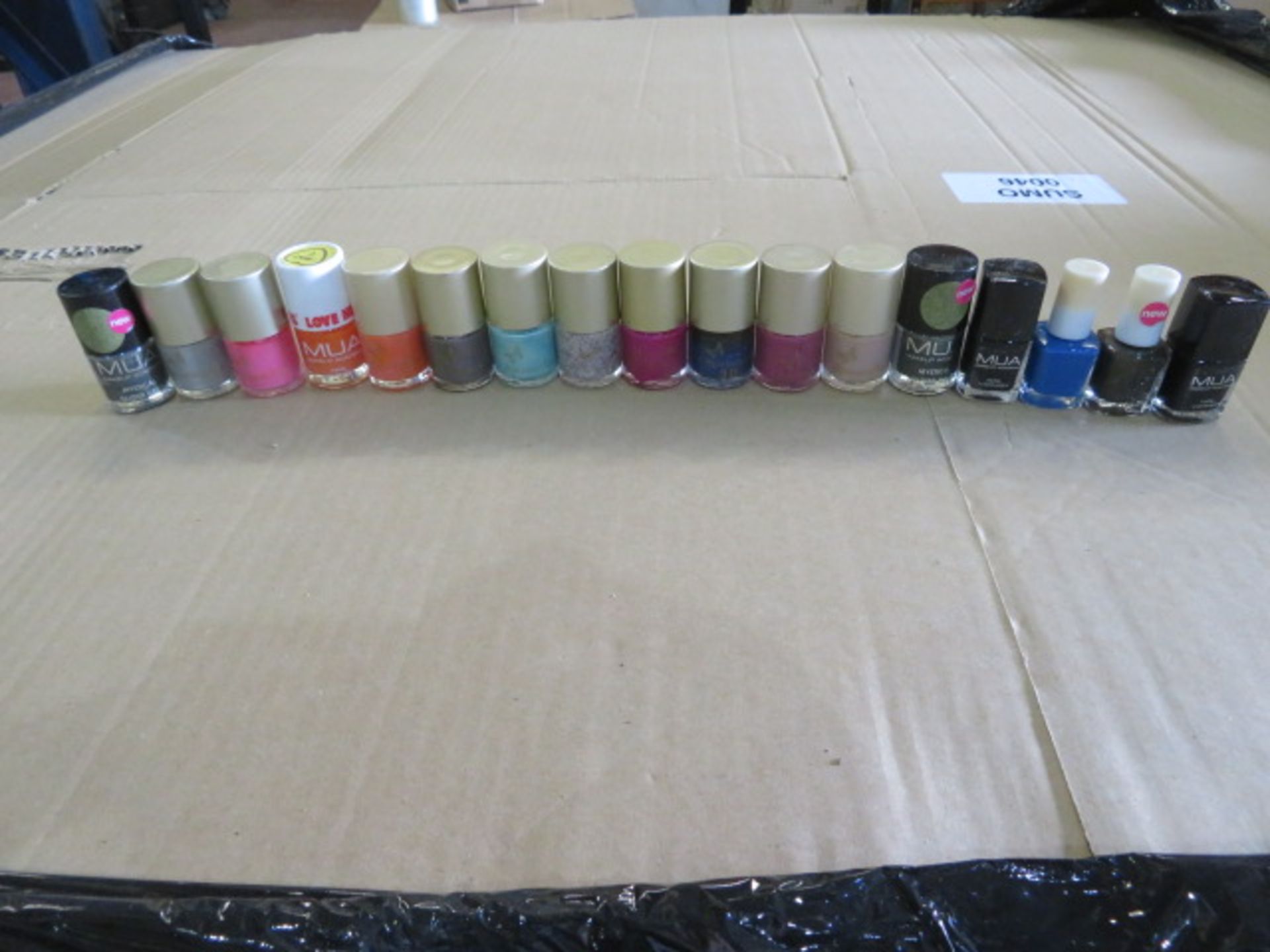 72,000 x Various nail varnish. Includes a large se