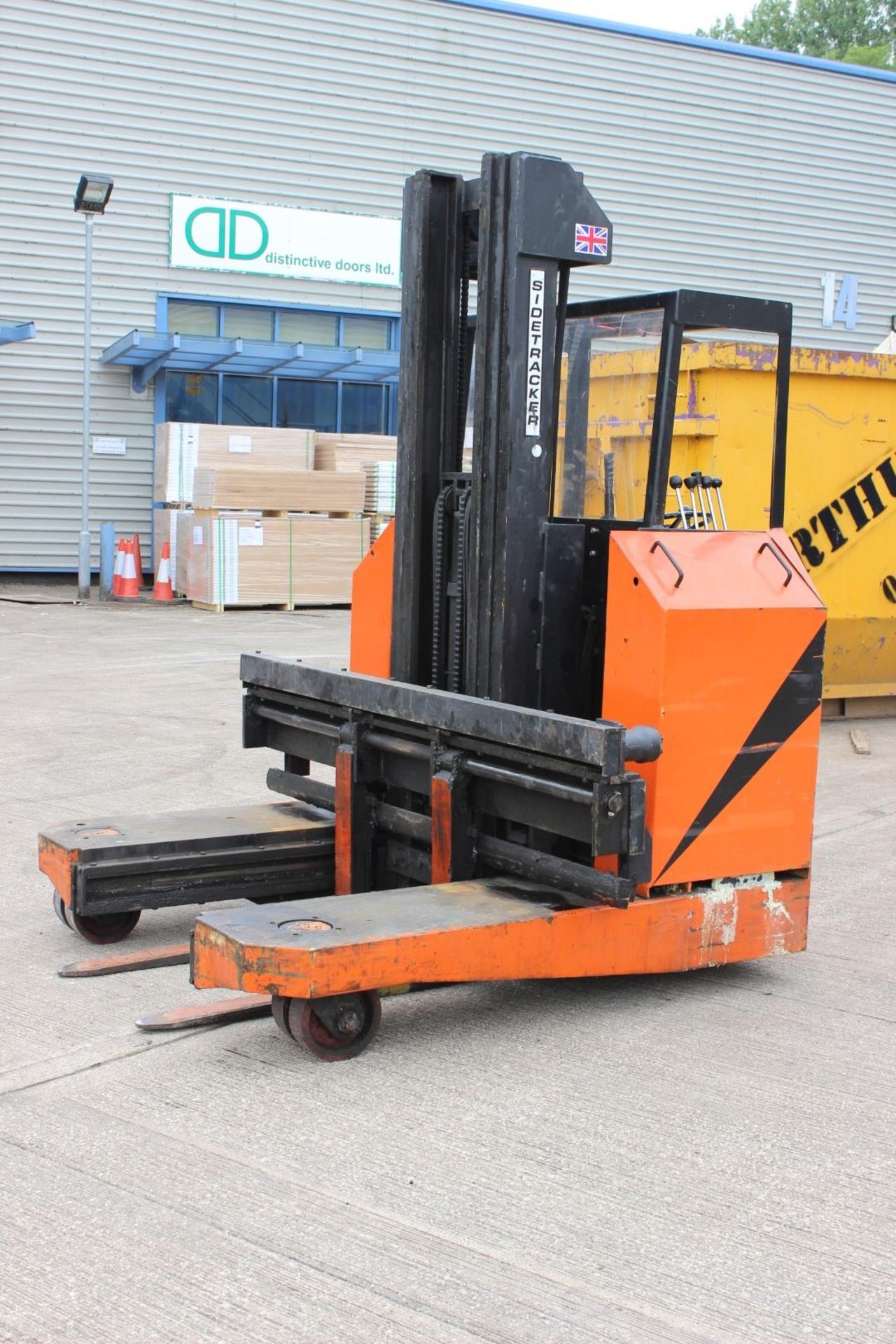 Side Tracker S325C 2 way fork lift truck, with electric charger, 21123 hours, 4000KG, 2000KG full - Image 3 of 9