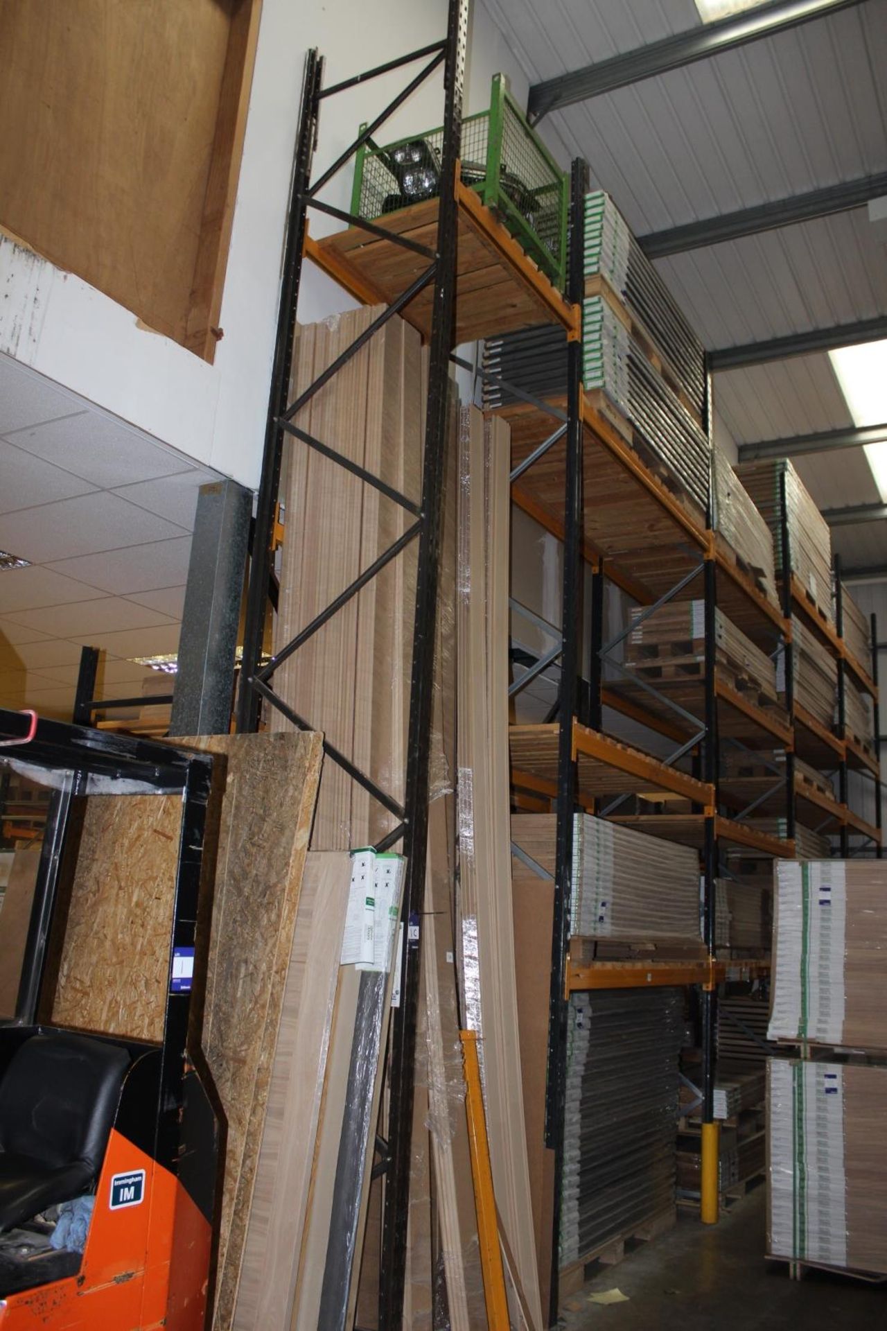 5 x Bays of Link 5M pallet racking, comprising: 6 x 6m uprights, 30 x 2.4m cross beams, wooden