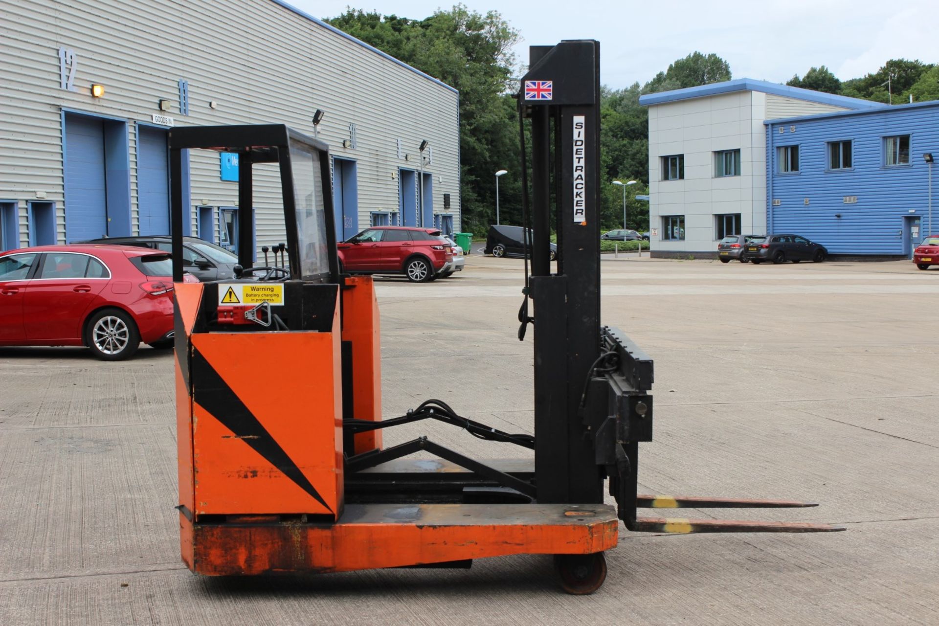 Side Tracker S325C 2 way fork lift truck, with electric charger, 21123 hours, 4000KG, 2000KG full - Image 5 of 9