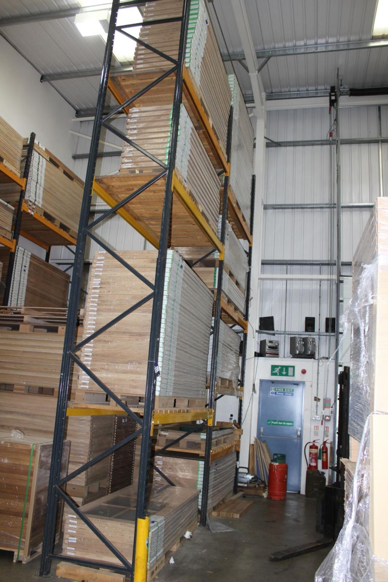 2 x Bays of Link 51E pallet racking, comprising 3 x 6m uprights, 14 x 2.4m cross beams, wooden