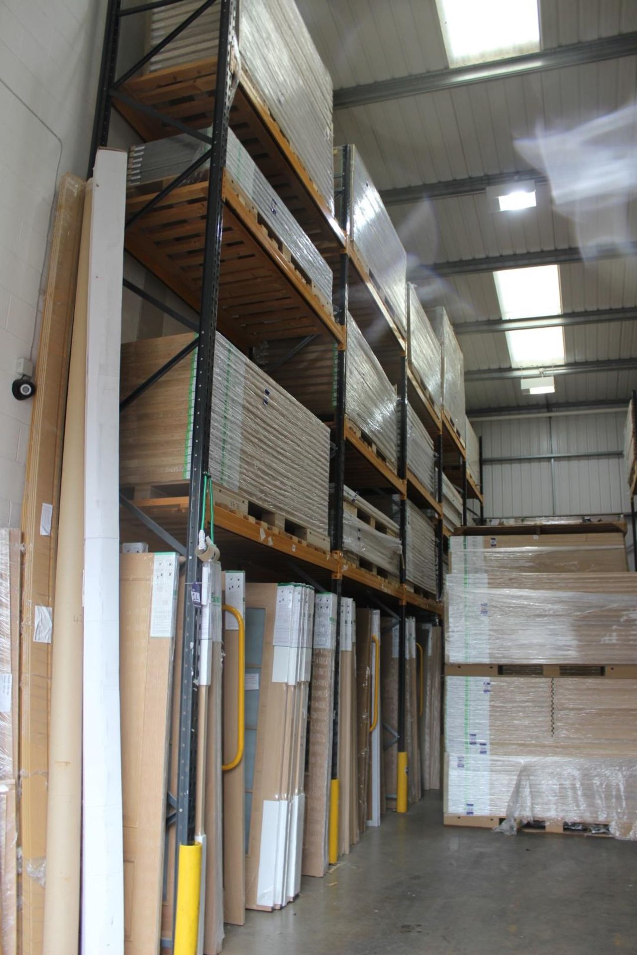5 x Bays of Link 51E pallet racking, comprising 6 x 6m uprights, 36 x 2.4m cross beams, wooden