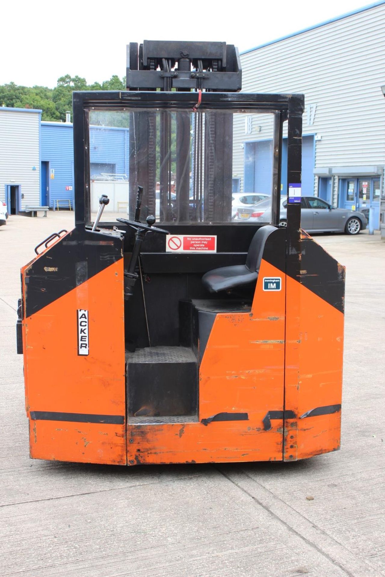 Side Tracker S325C 2 way fork lift truck, with electric charger, 21123 hours, 4000KG, 2000KG full - Image 4 of 9