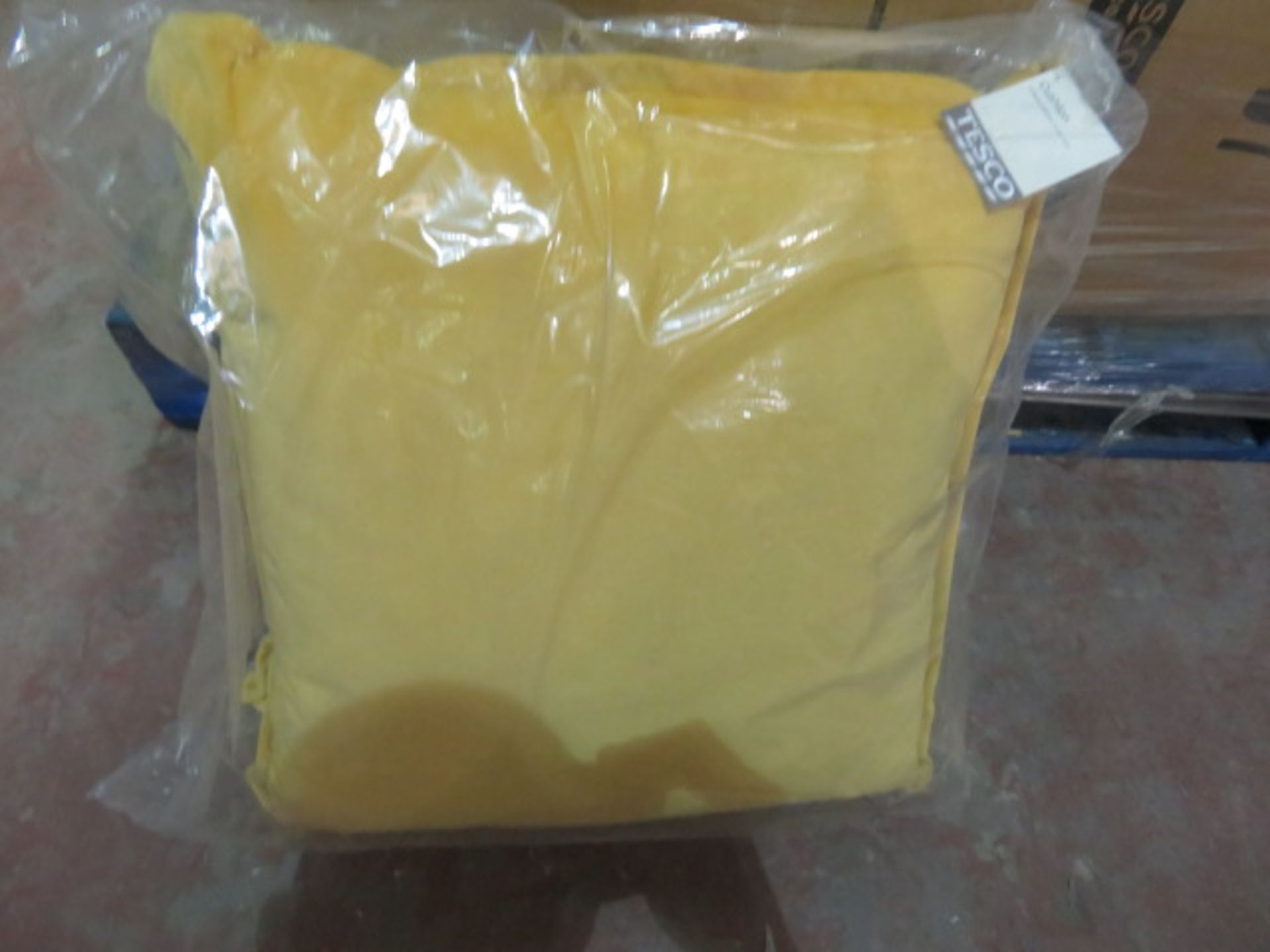 (P12) PALLET TO CONTAIN 64 x LARGE TESCO VALOUR CUSHION - OCHRE - NEW STOCK - RRP £19.99 EACH - Image 2 of 3