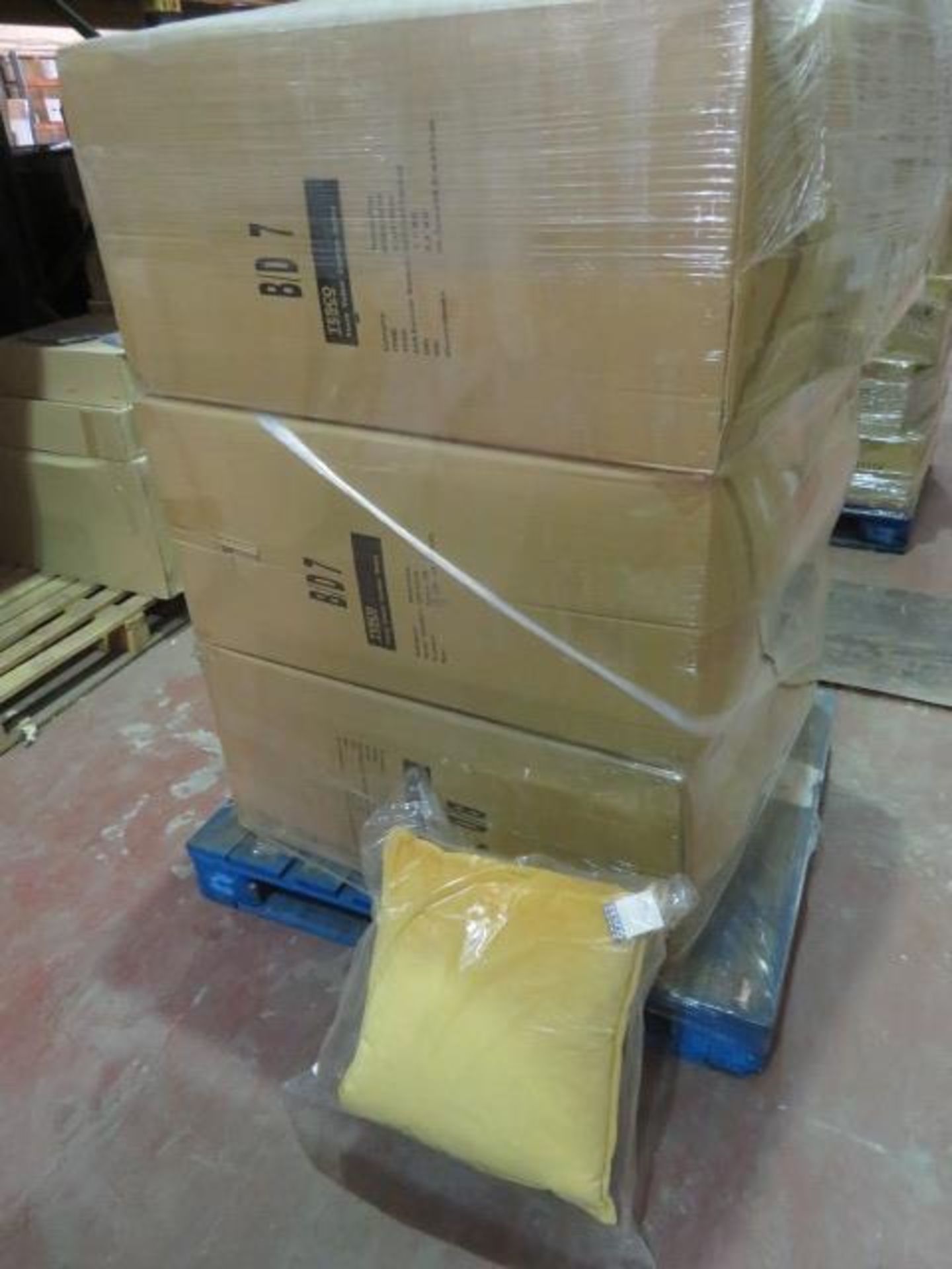 (P11) PALLET TO CONTAIN 64 x LARGE TESCO VALOUR CUSHION - OCHRE - NEW STOCK - RRP £19.99 EACH - Image 2 of 3