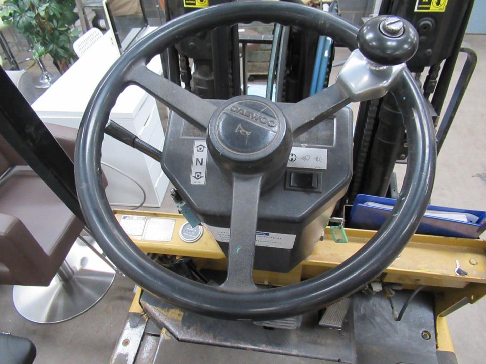 A 1995 Daewoo BC30S electric forklift - Image 13 of 13