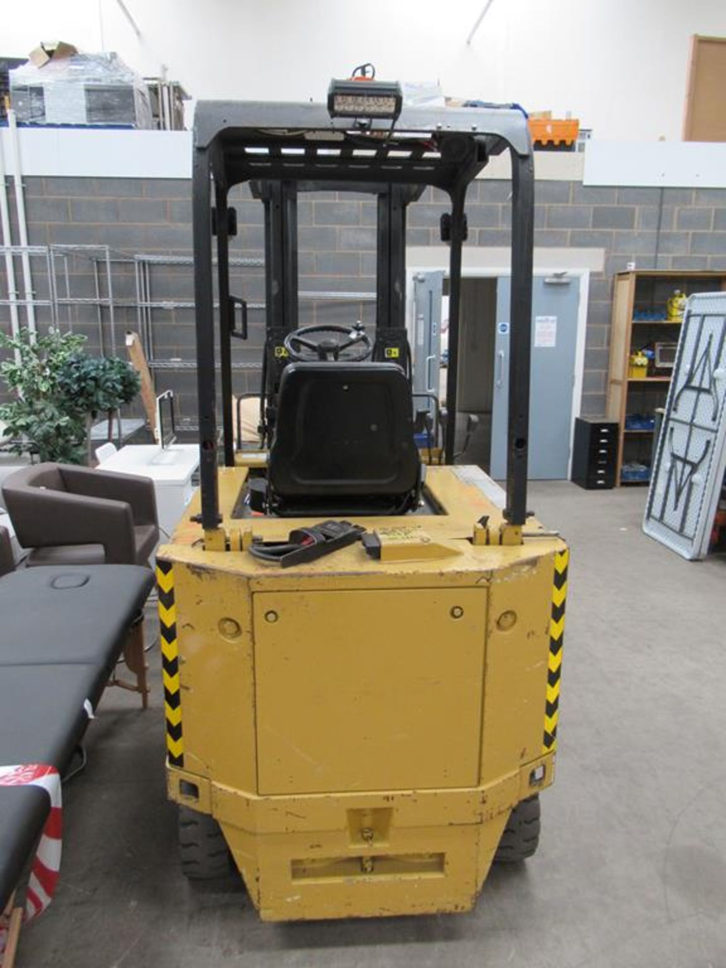 A 1995 Daewoo BC30S electric forklift - Image 5 of 13