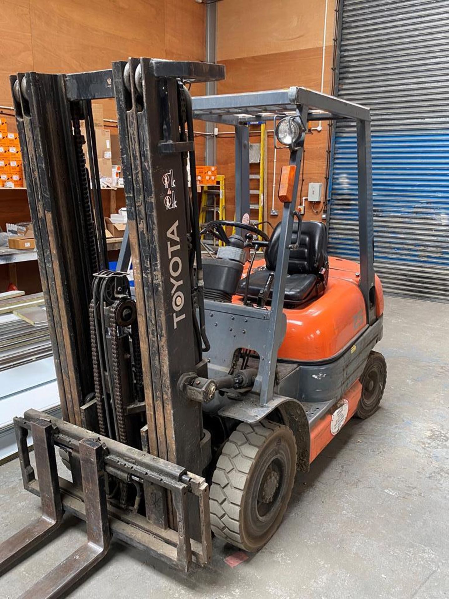 1996 Toyota 6FDF25 2500kg Diesel Fork Lift Truck with Low Height Triplex Mask