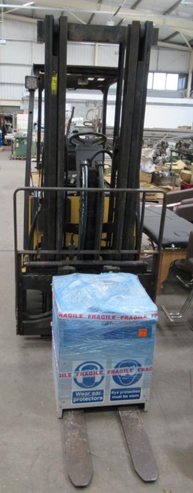 A 1995 Daewoo BC30S electric forklift - Image 2 of 13