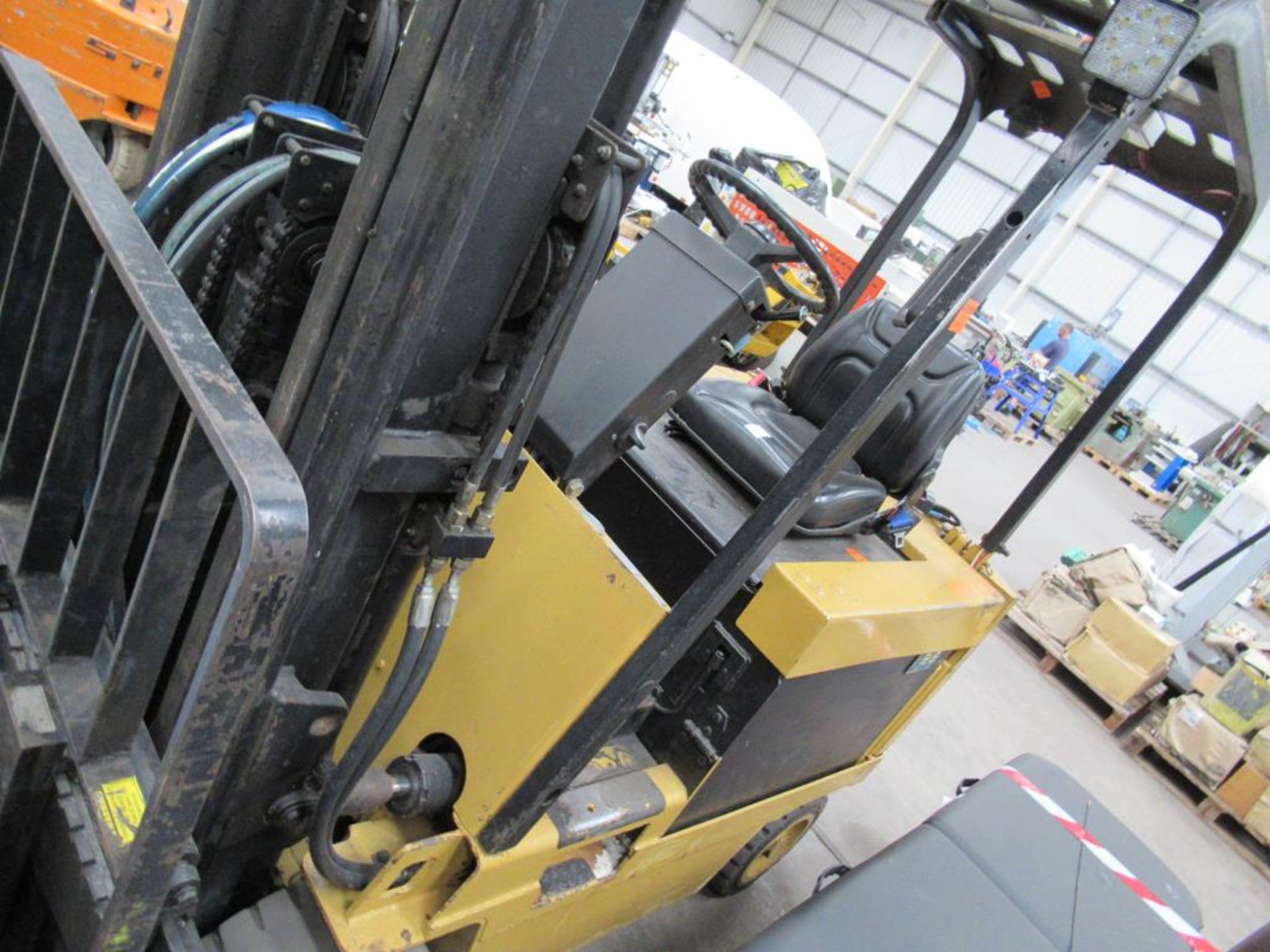 A 1995 Daewoo BC30S electric forklift - Image 4 of 13