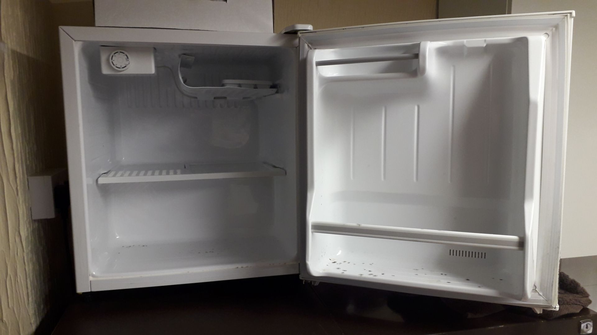 Contents of Kitchen to include Mini Refrigerator, Microwave, Kettle & Toaster, 2 x Steel 4 Drawer - Image 4 of 6