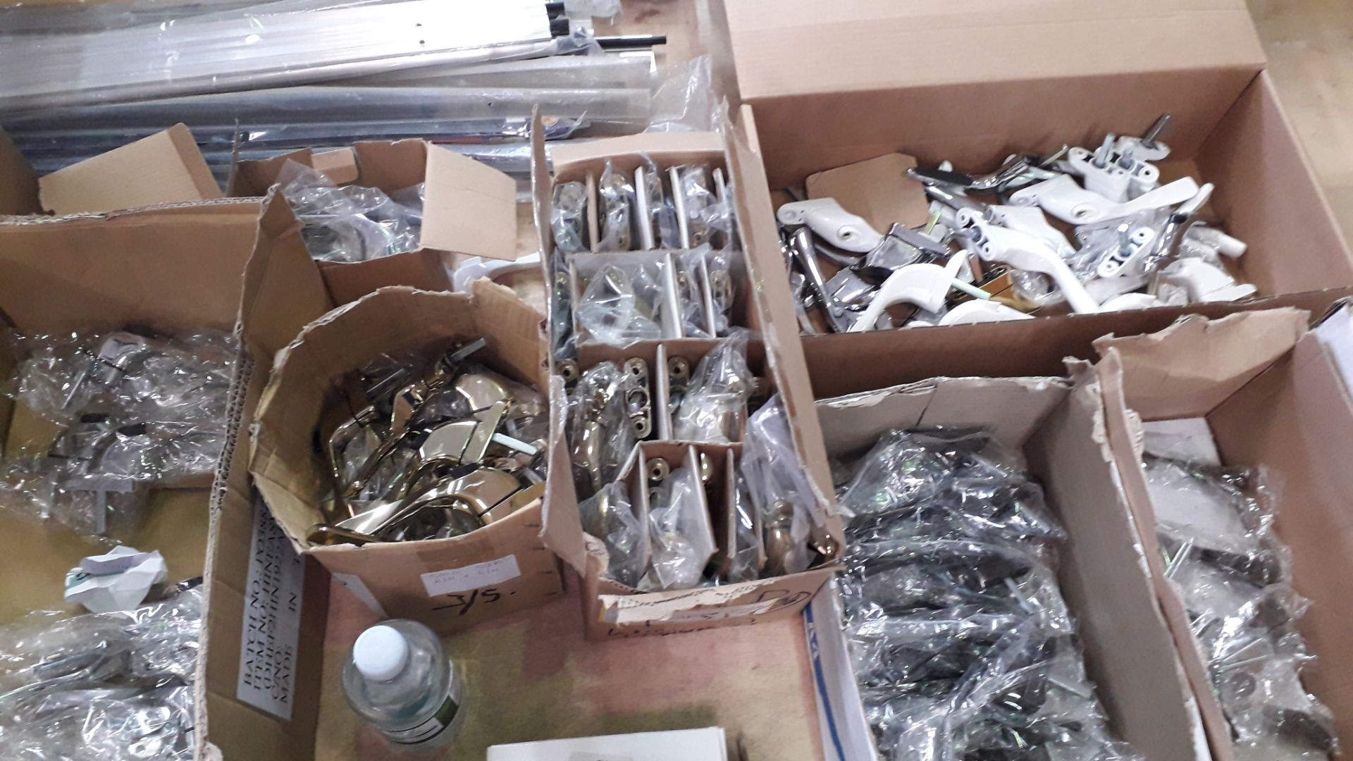 Quantity of Various Door Handles, Locks, Door Furniture, Pole Jacks, Various Floor Bars, Cat Flaps - Image 4 of 6