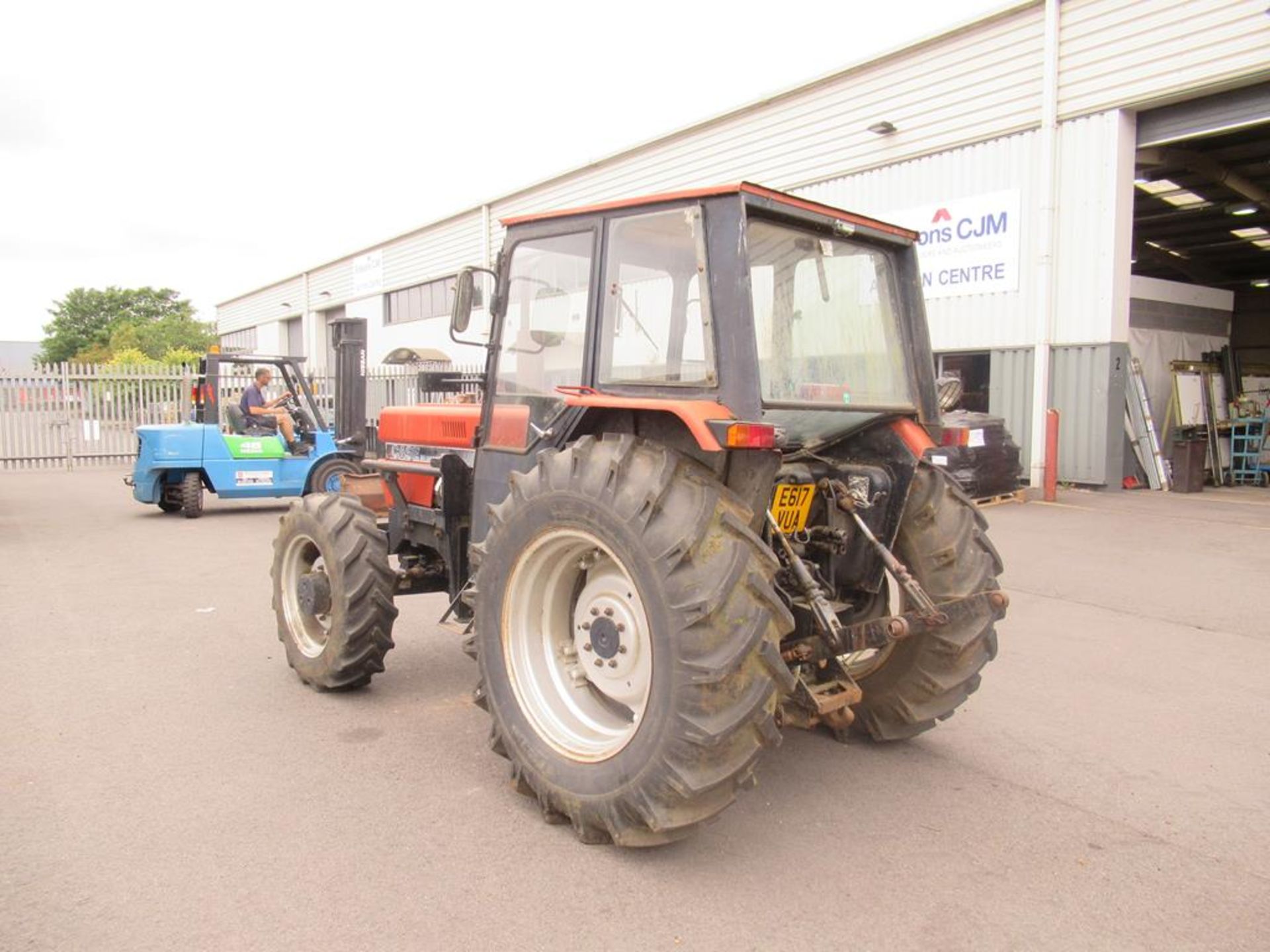 Case 585 MX255 tractor with loading arms and bucket - Image 4 of 22