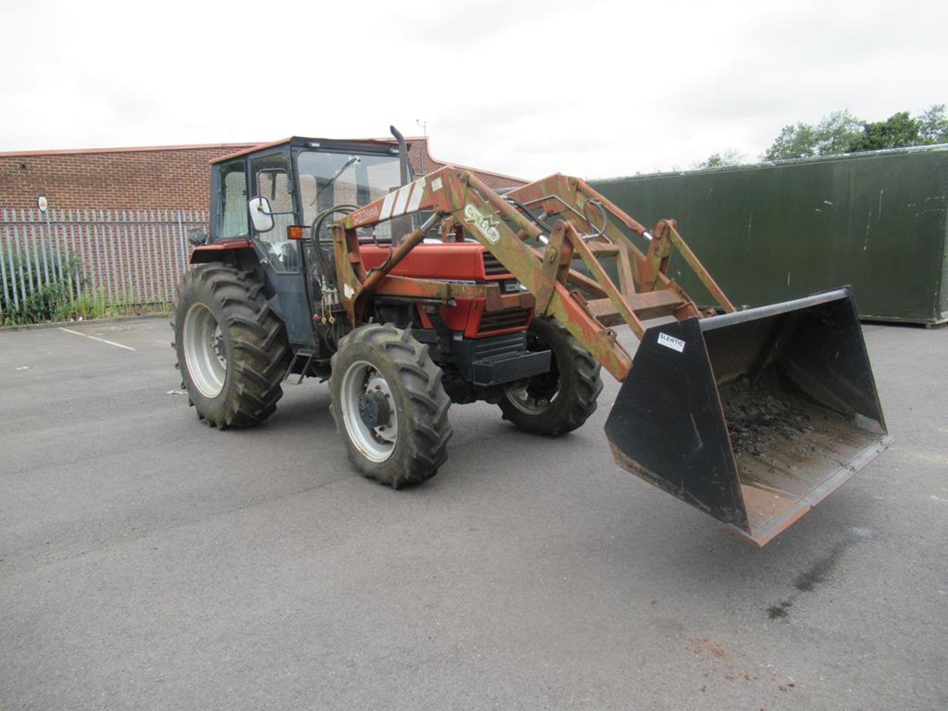 Case 585 MX255 tractor with loading arms and bucket - Image 19 of 22
