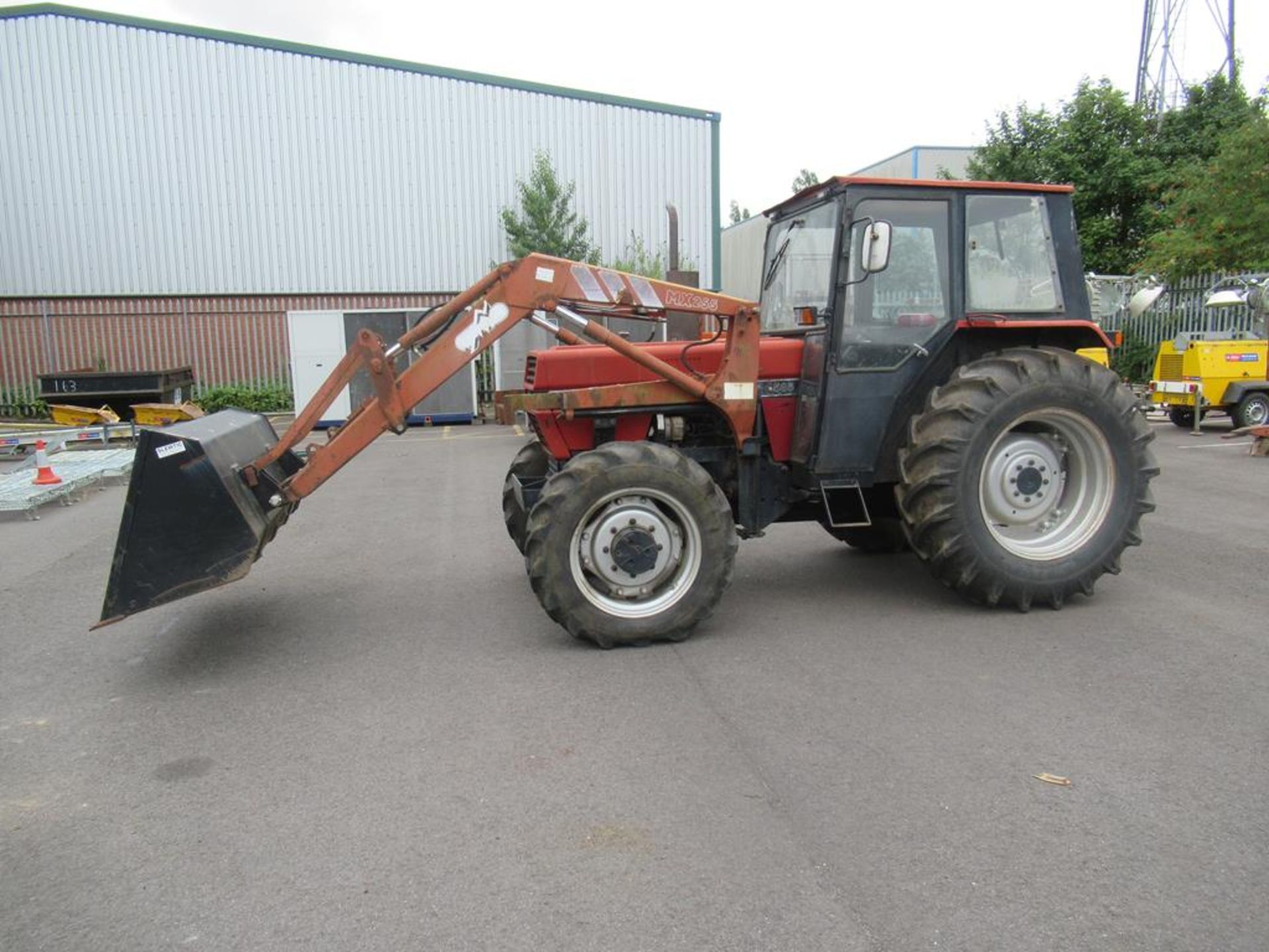 Case 585 MX255 tractor with loading arms and bucket - Image 18 of 22