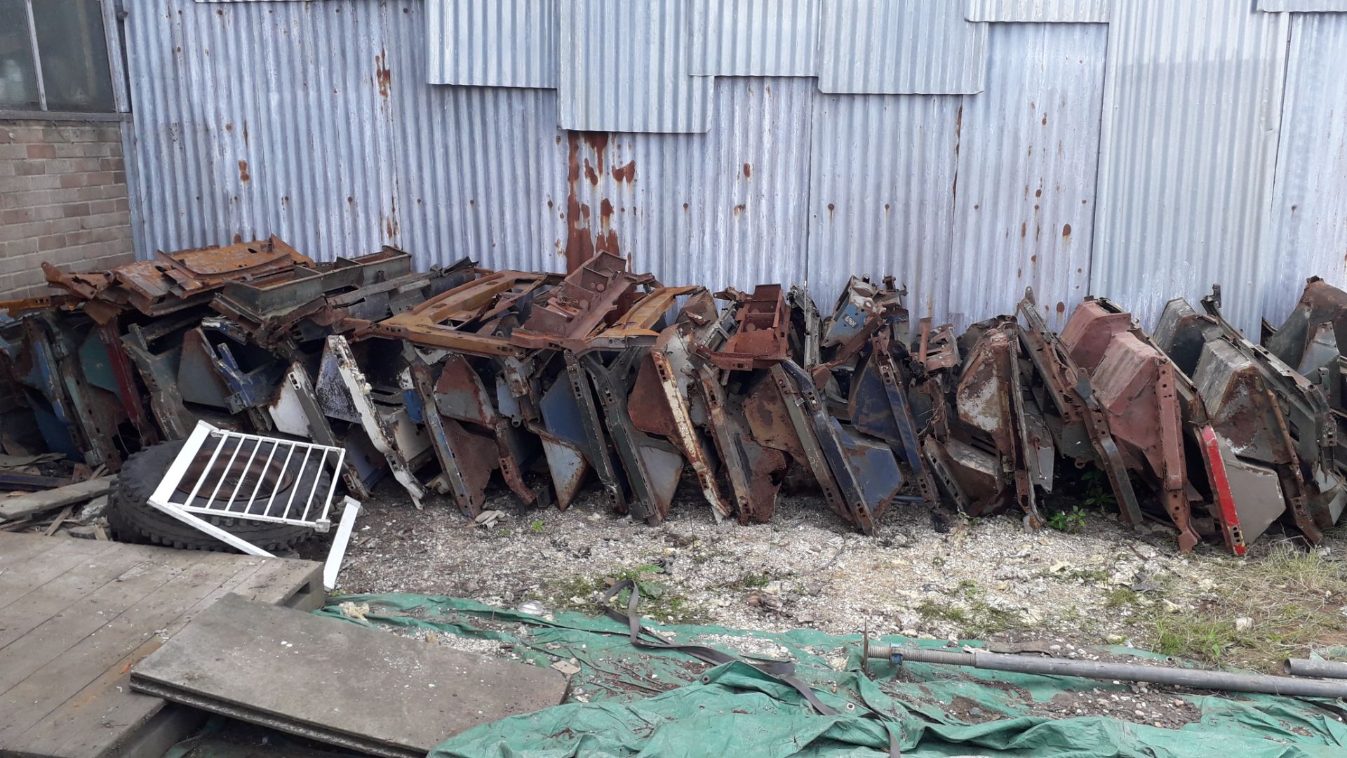 Quantity of Approx. 30 Land Rover Bulk Heads for Refurbishment - Bild 3 aus 4