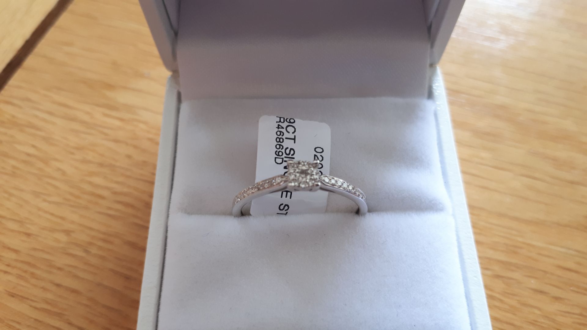 9CT Single stone band, Size = M, RRP £400 Viewing Strictly by appointment only - Image 2 of 3