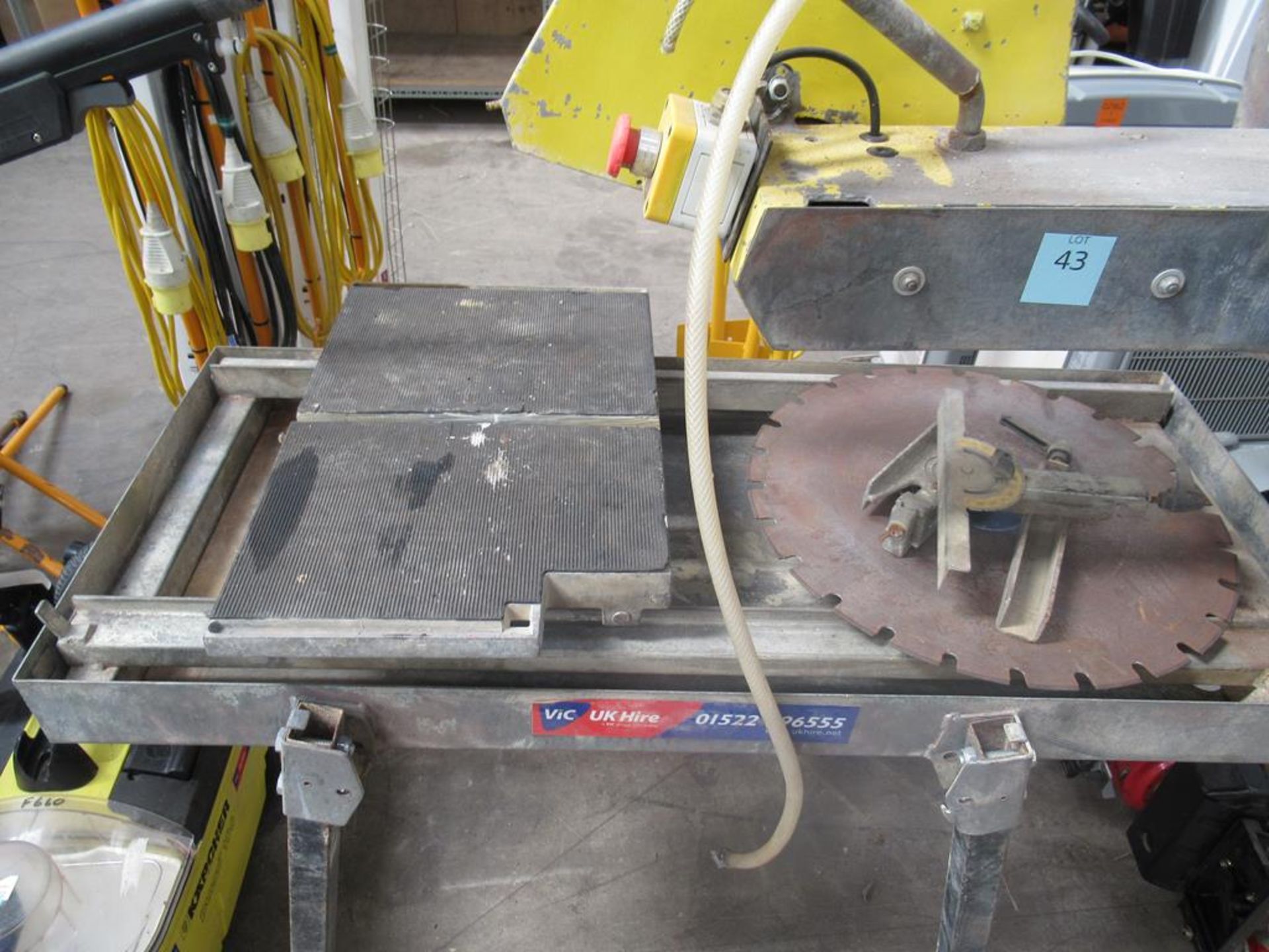 A heavy duty masonry saw - Image 2 of 3