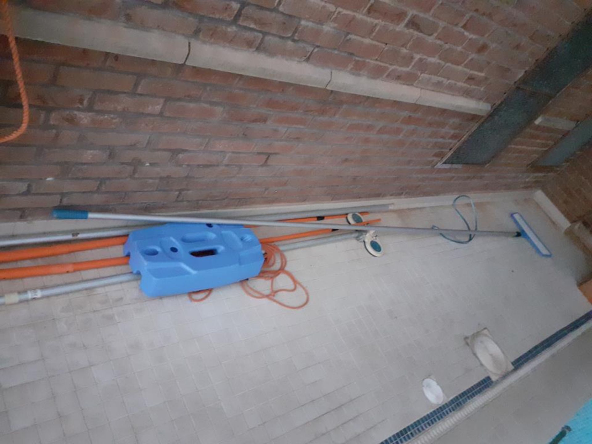 Various pool cleaning equipment and ropes etc with basket - Image 4 of 4
