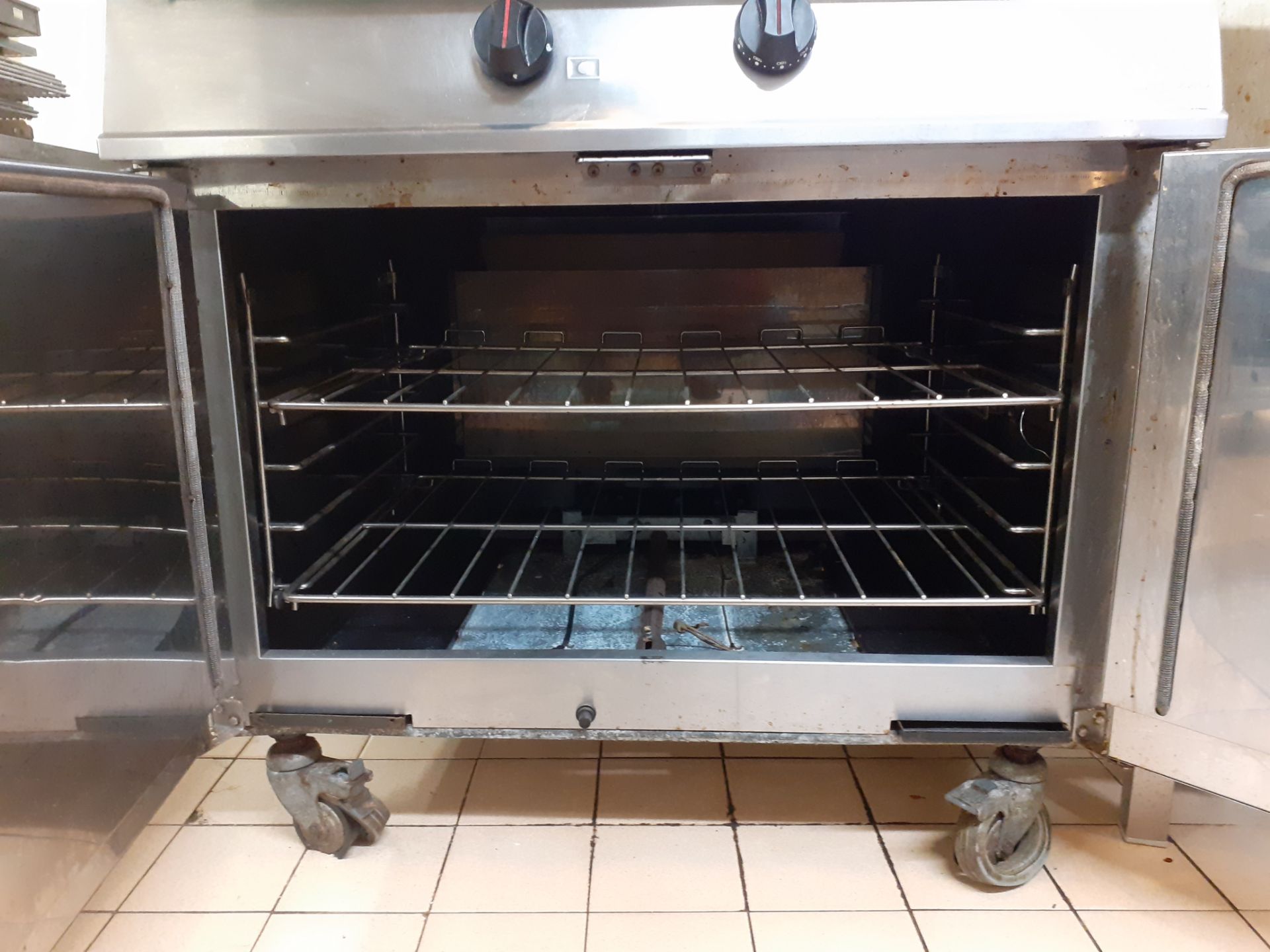 Falcon Dominator Solid Top Gas Range Cooker/Oven with Castors - Image 2 of 2