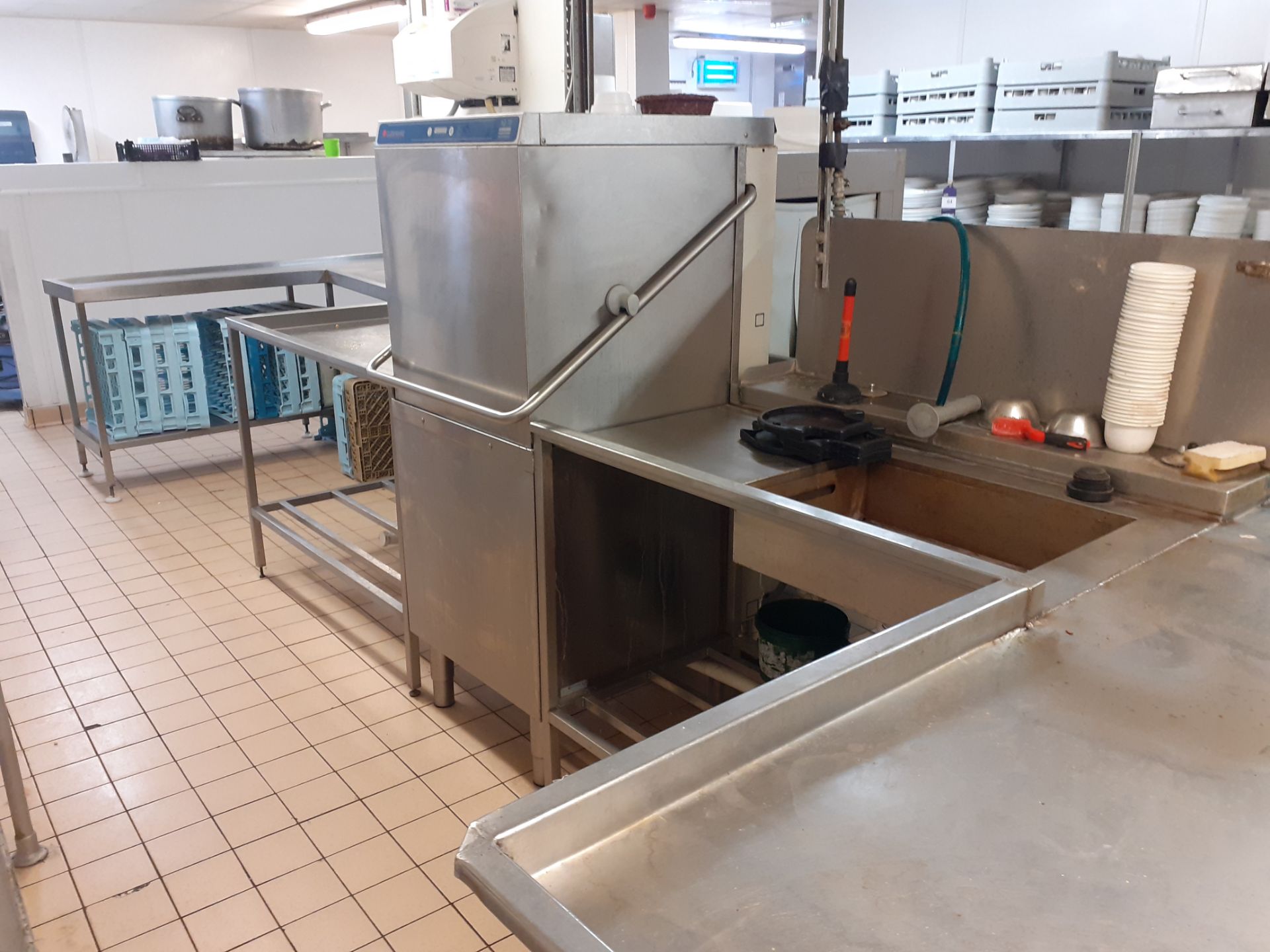 Hobart Prof1 CSEA Conveyor Dishwasher Clean aware AD70 Passthrough Dishwasher, 7 shaped S/S Tables - Image 6 of 10