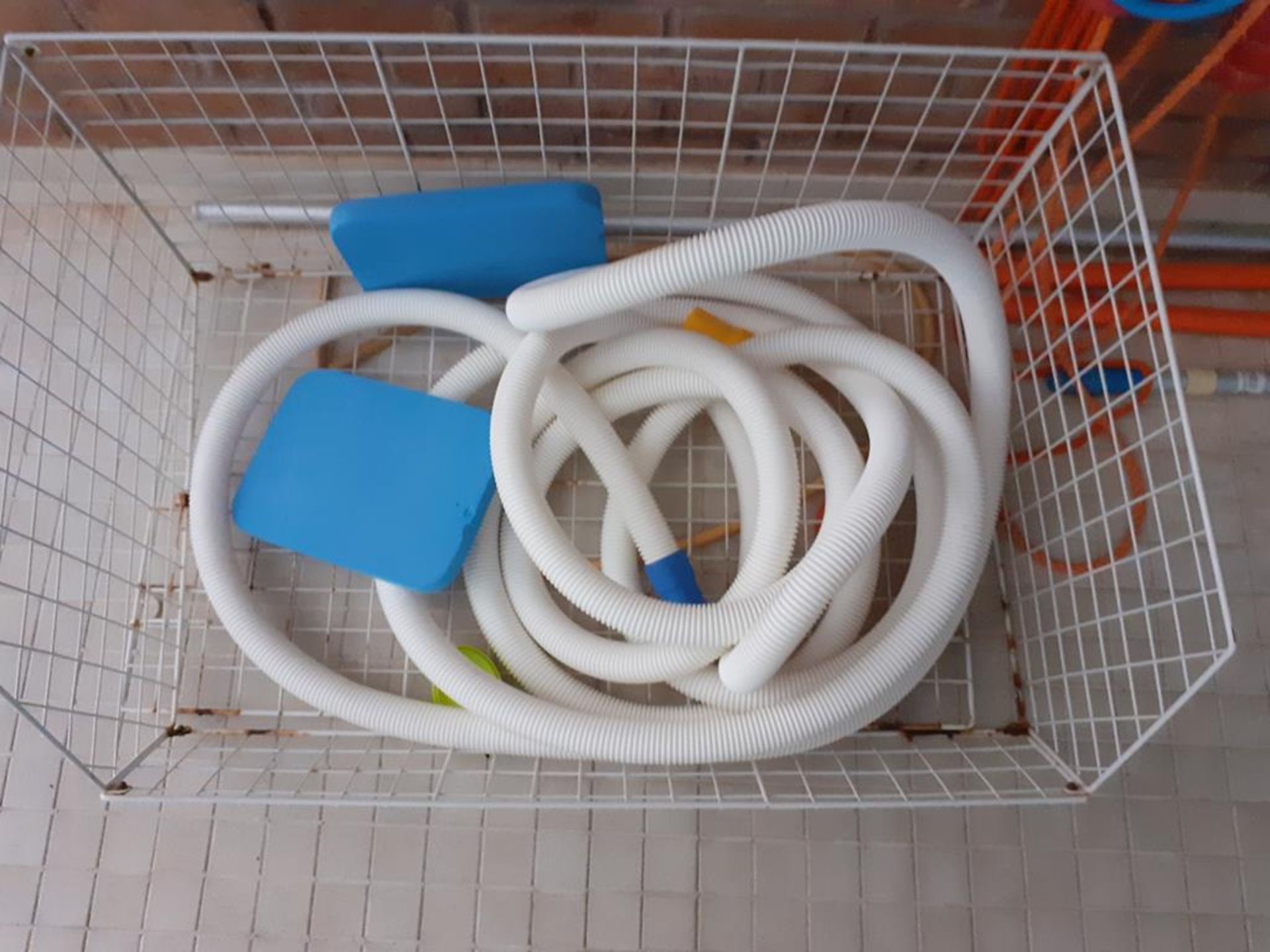 Various pool cleaning equipment and ropes etc with basket - Image 3 of 4