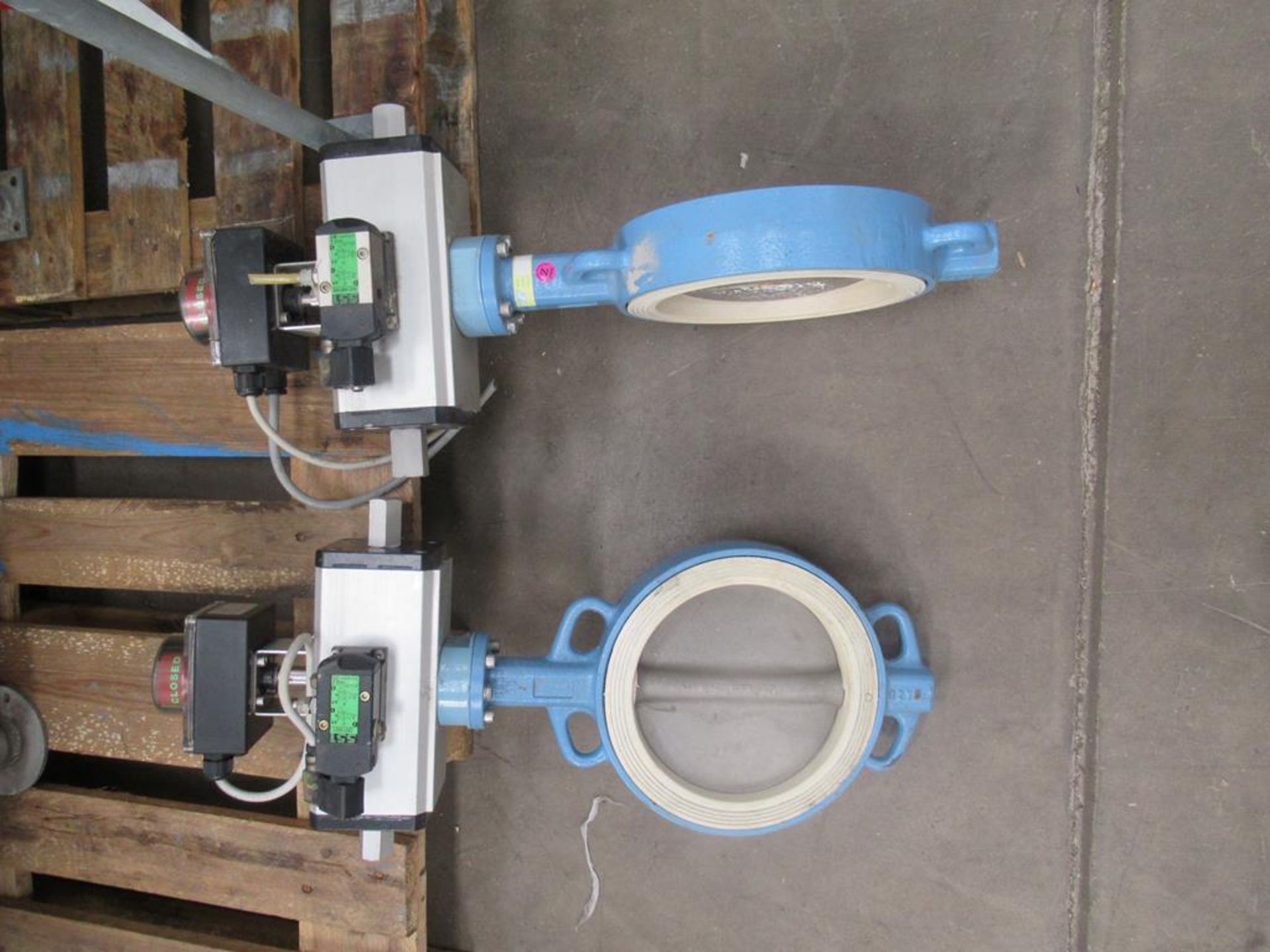 4 x 8" (200mm) Cast Iron Housing Stainless Steel Actuated Butterfly Valves. - Image 6 of 6