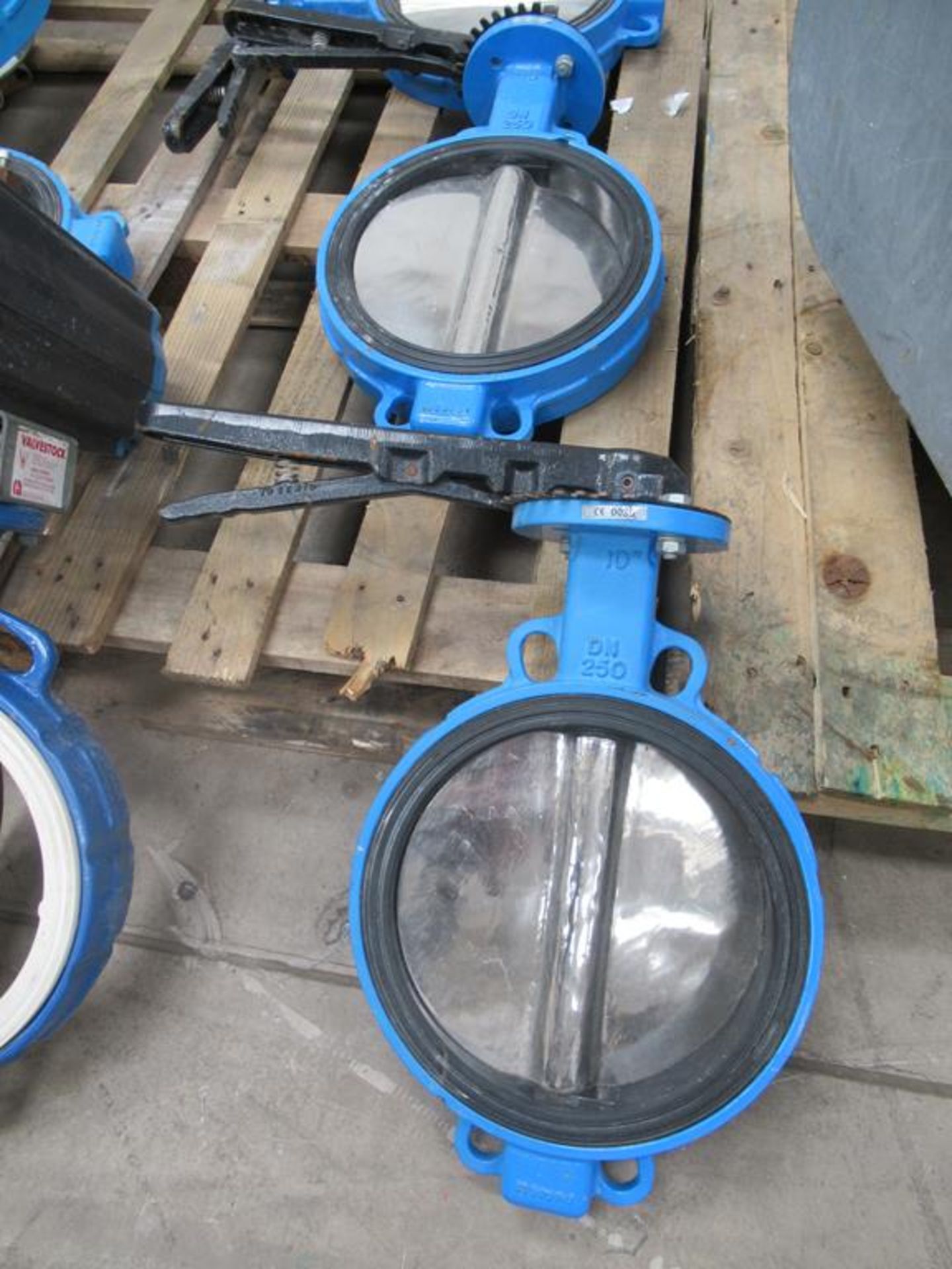 6 x 10" (250mm) Cast Iron Housing Stainless Steel Butterfly Valves - Image 4 of 6