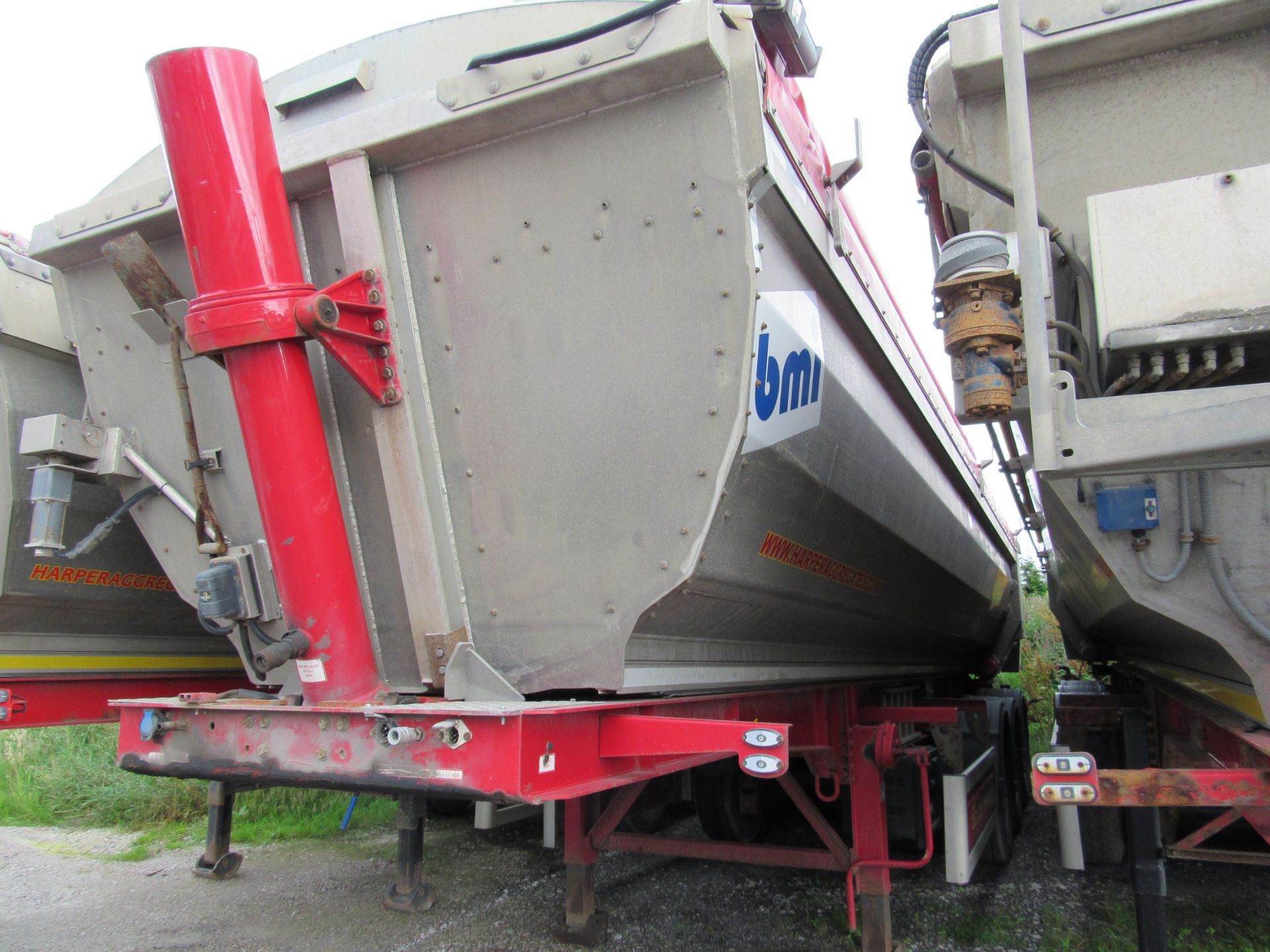 BMI 40 CuYD Alloy Half pipe tipper Trailer, Serial Number SA9TAS03HG176016, the sale of this lot - Image 7 of 13