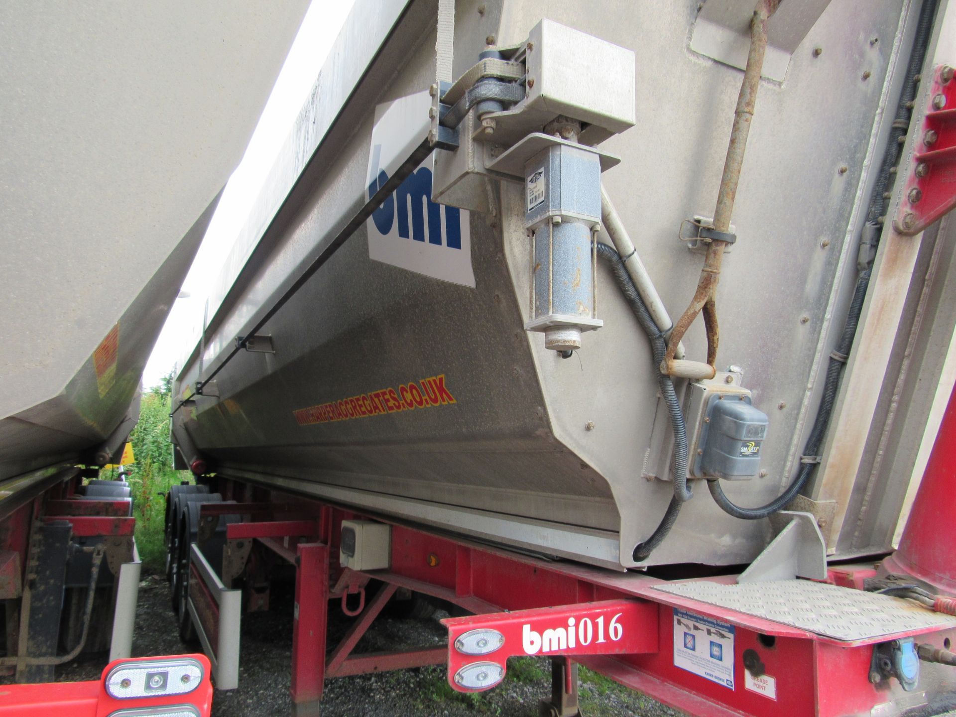 BMI 40 CuYD Alloy Half pipe tipper Trailer, Serial Number SA9TAS03HG176016, the sale of this lot - Image 9 of 13