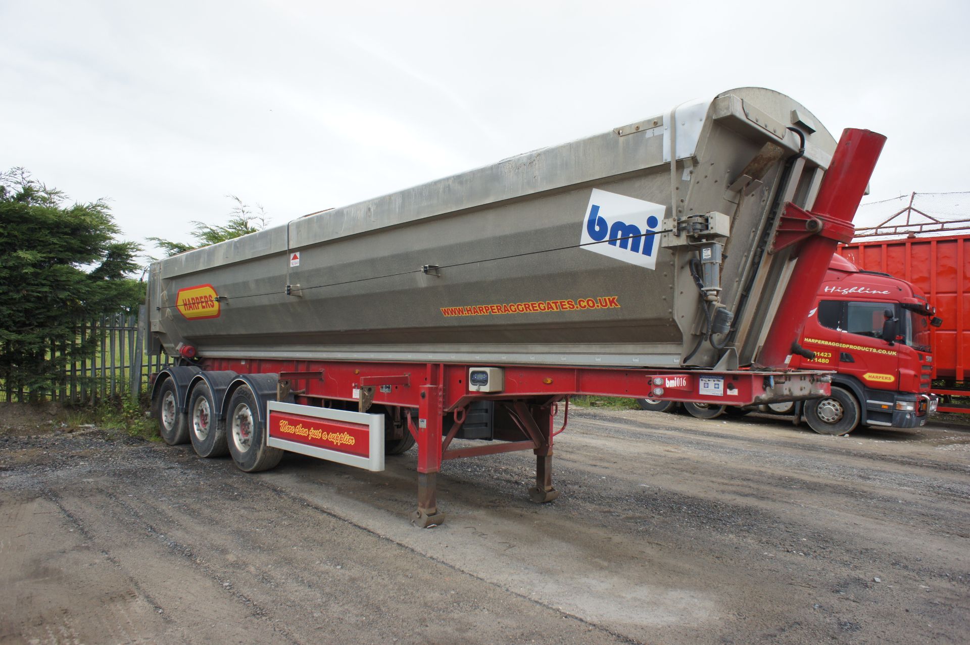 BMI 40 CuYD Alloy Half pipe tipper Trailer, Serial Number SA9TAS03HG176016, the sale of this lot - Image 2 of 13