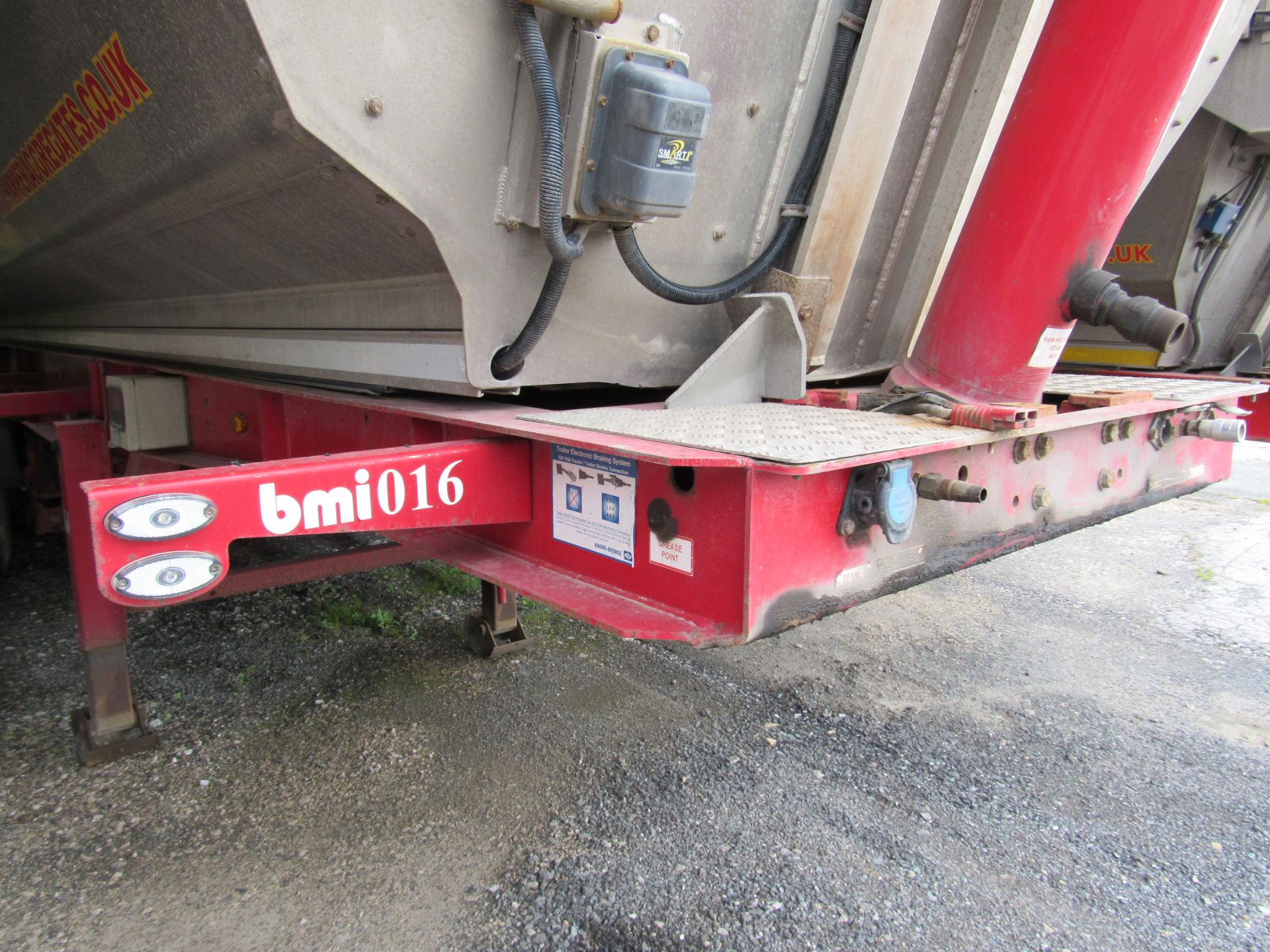 BMI 40 CuYD Alloy Half pipe tipper Trailer, Serial Number SA9TAS03HG176016, the sale of this lot - Image 10 of 13